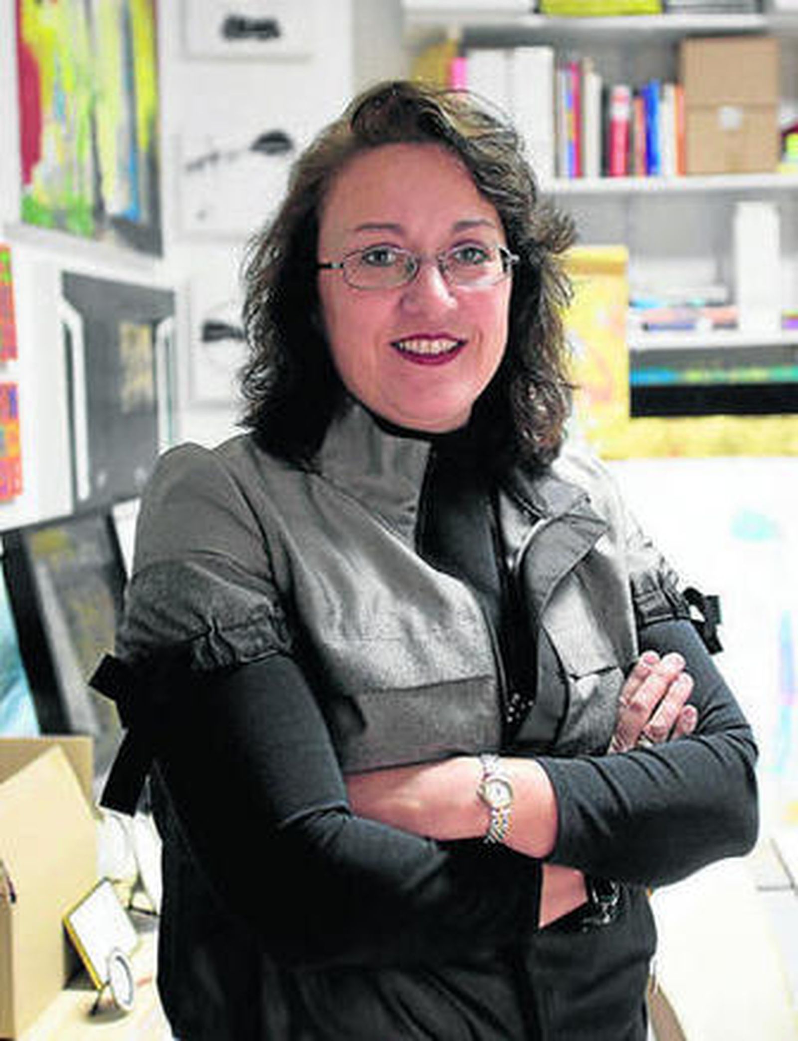 Un sofá, una mesa y un cuadro abstracto