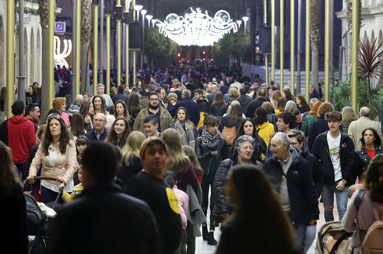 La Gran Vía de la capital onubense, muy concurrida por la noche estos días bajo el alumbrado navideño y en plenas vacaciones.