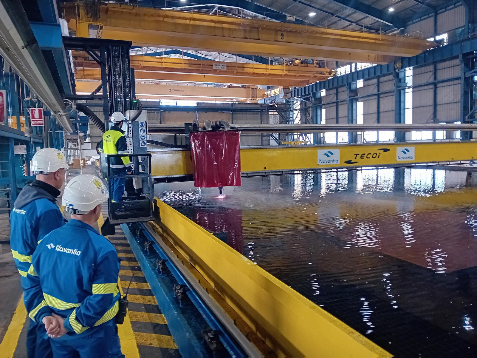 Corte de chapa del BAM-IS que Navantia construye en el astillero de Puerto Real para la Armada española.