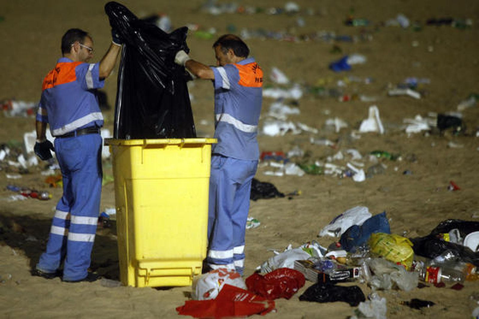 Los servicios de limpieza recogen 42 toneladas de residuos de la arena tras la noche de las barbacoas del Trofeo Carranza.

Foto: Jesus Marin