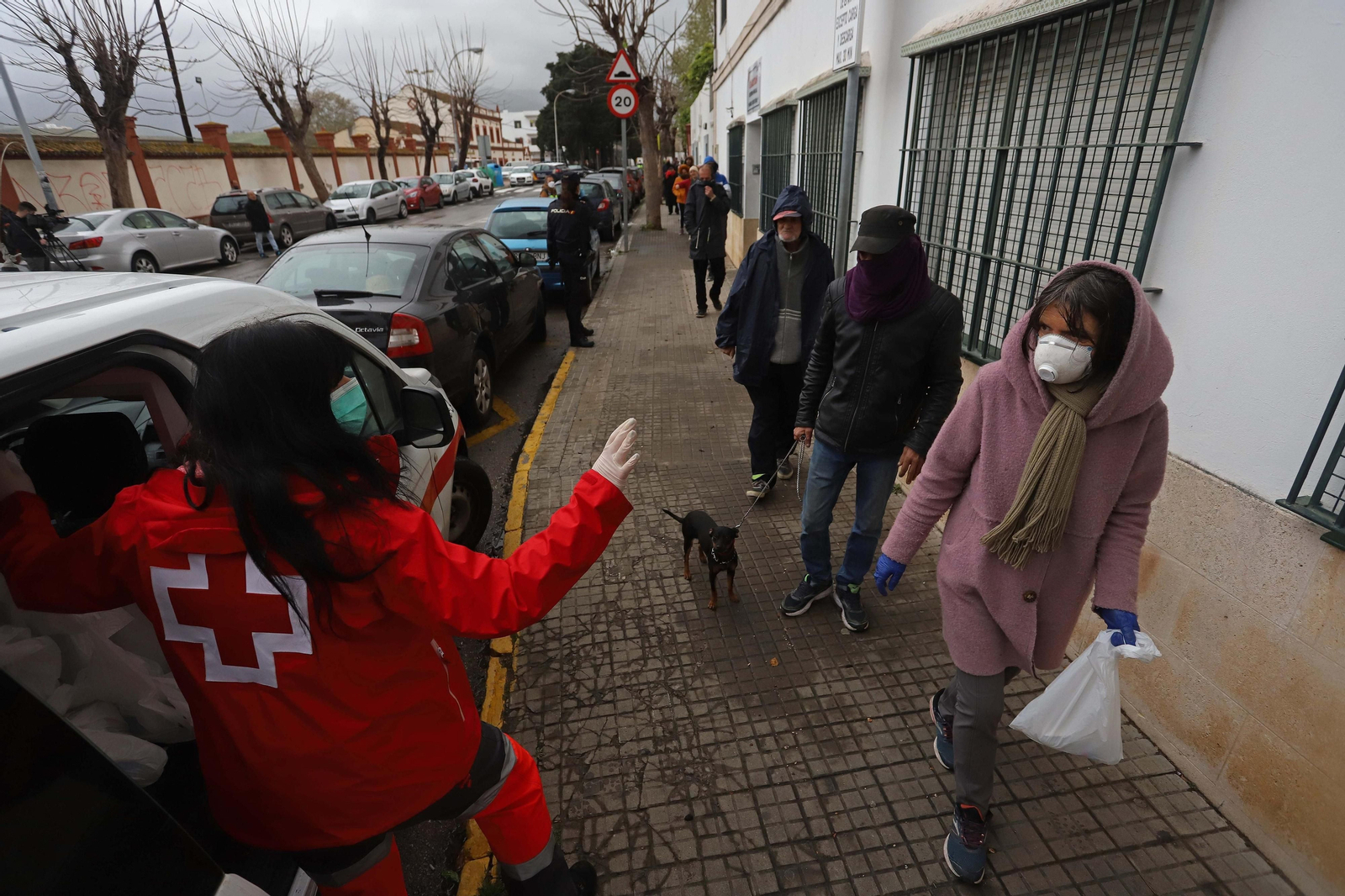 Reparto de alimentos en el comedor del Padre Cruceyra.