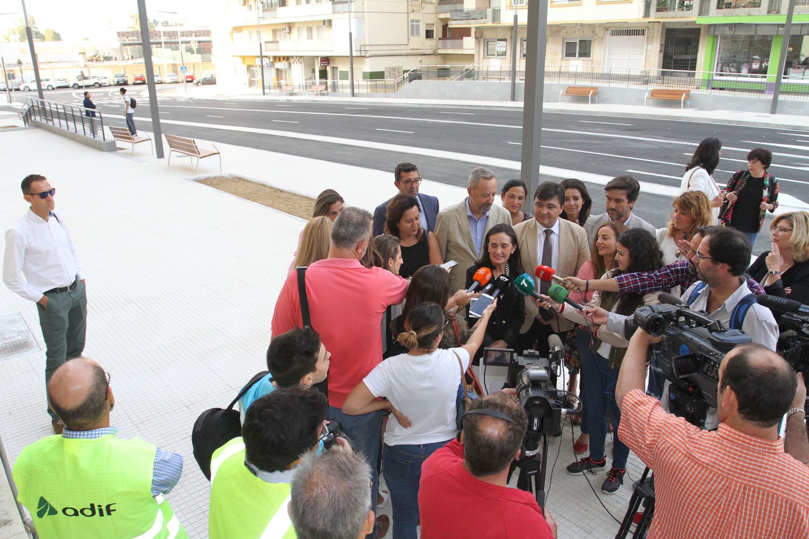 Reapertura de la Avenida de Cádiz al tráfico.