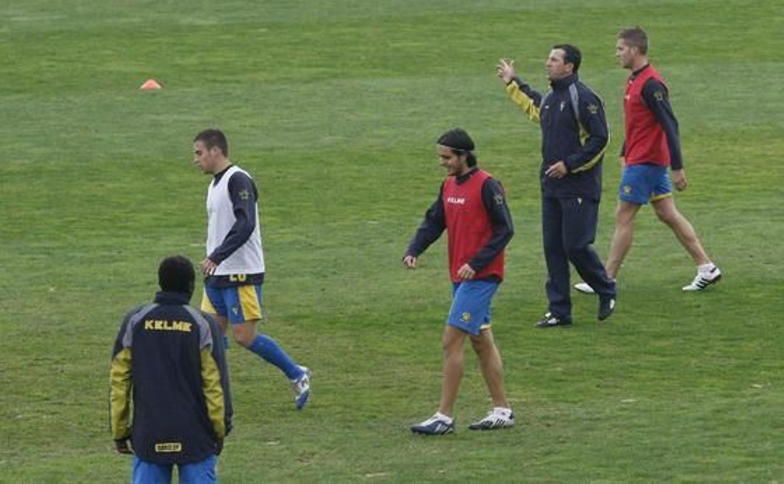 Fran Cortés, David González y Hugo pasan junto al nuevo entrenador. 

Foto: Borja Benjumeda