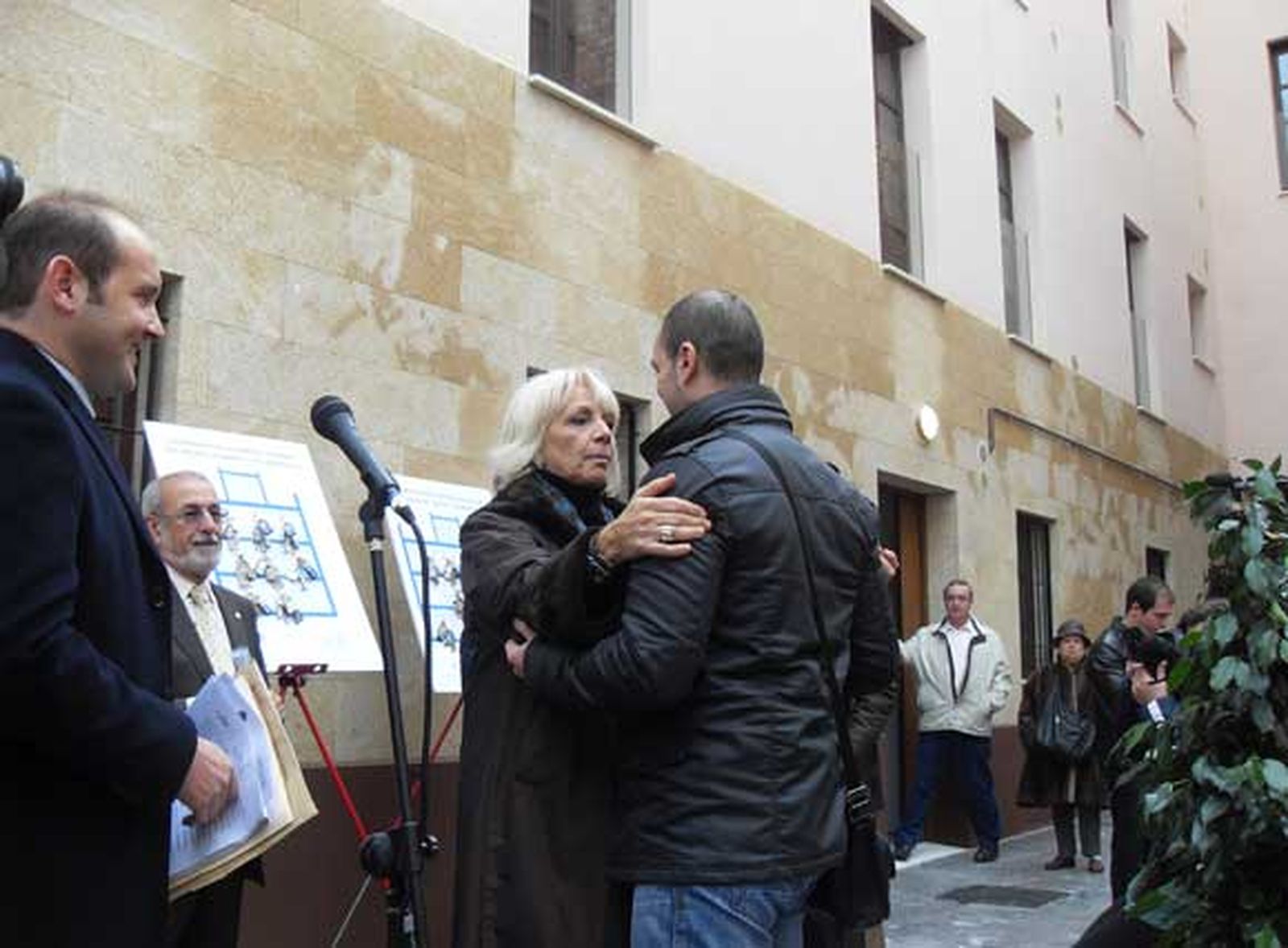 Teófila Martínez ha entregado dos promociones de viviendas del programa municipal en el barrio de Santa María de Cádiz./Fotos: A.G.

Foto: A.G.