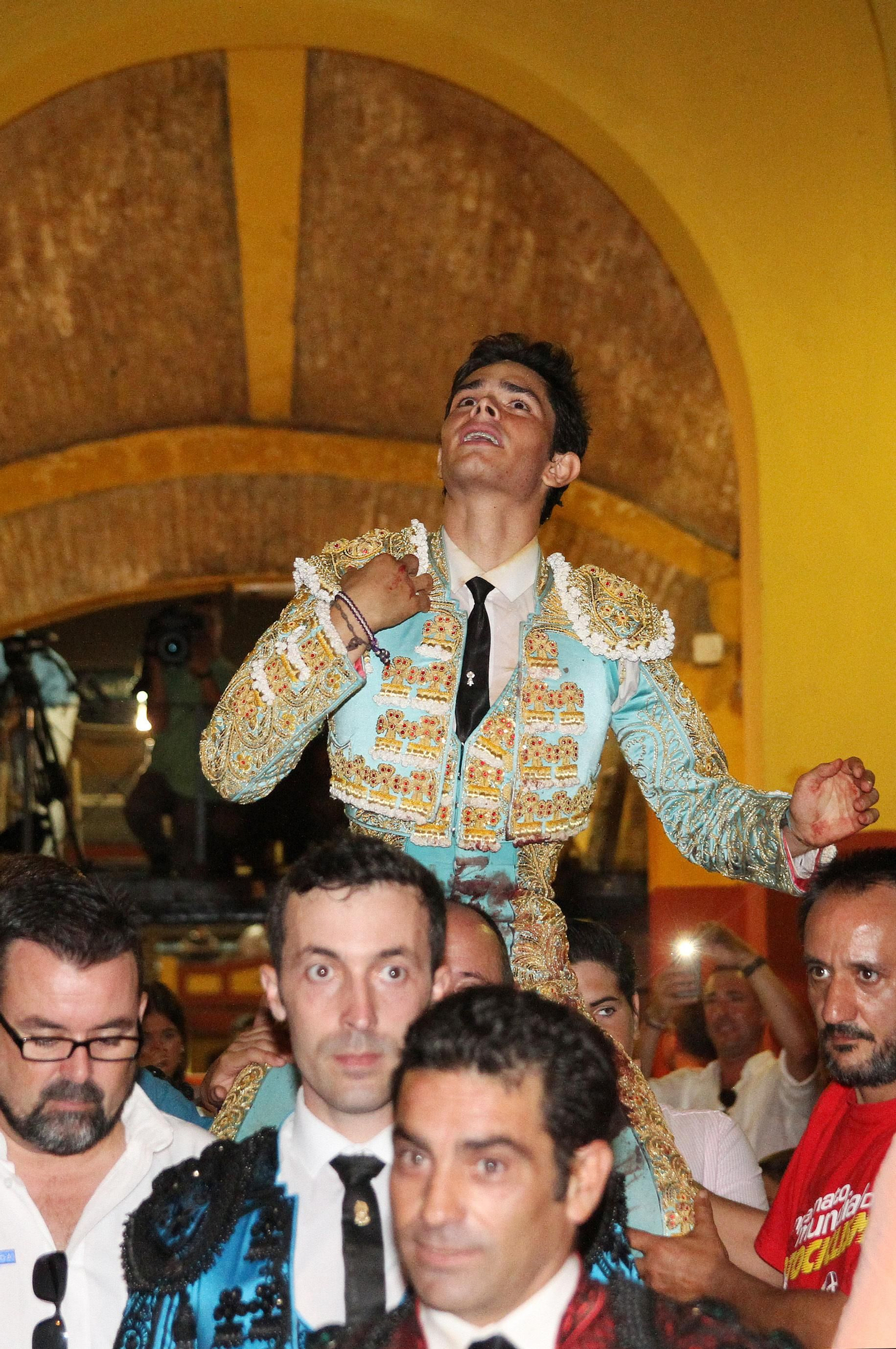 Juan Silva "Juanito" sale a hombros en la Plaza de toros La Merced, en imágenes