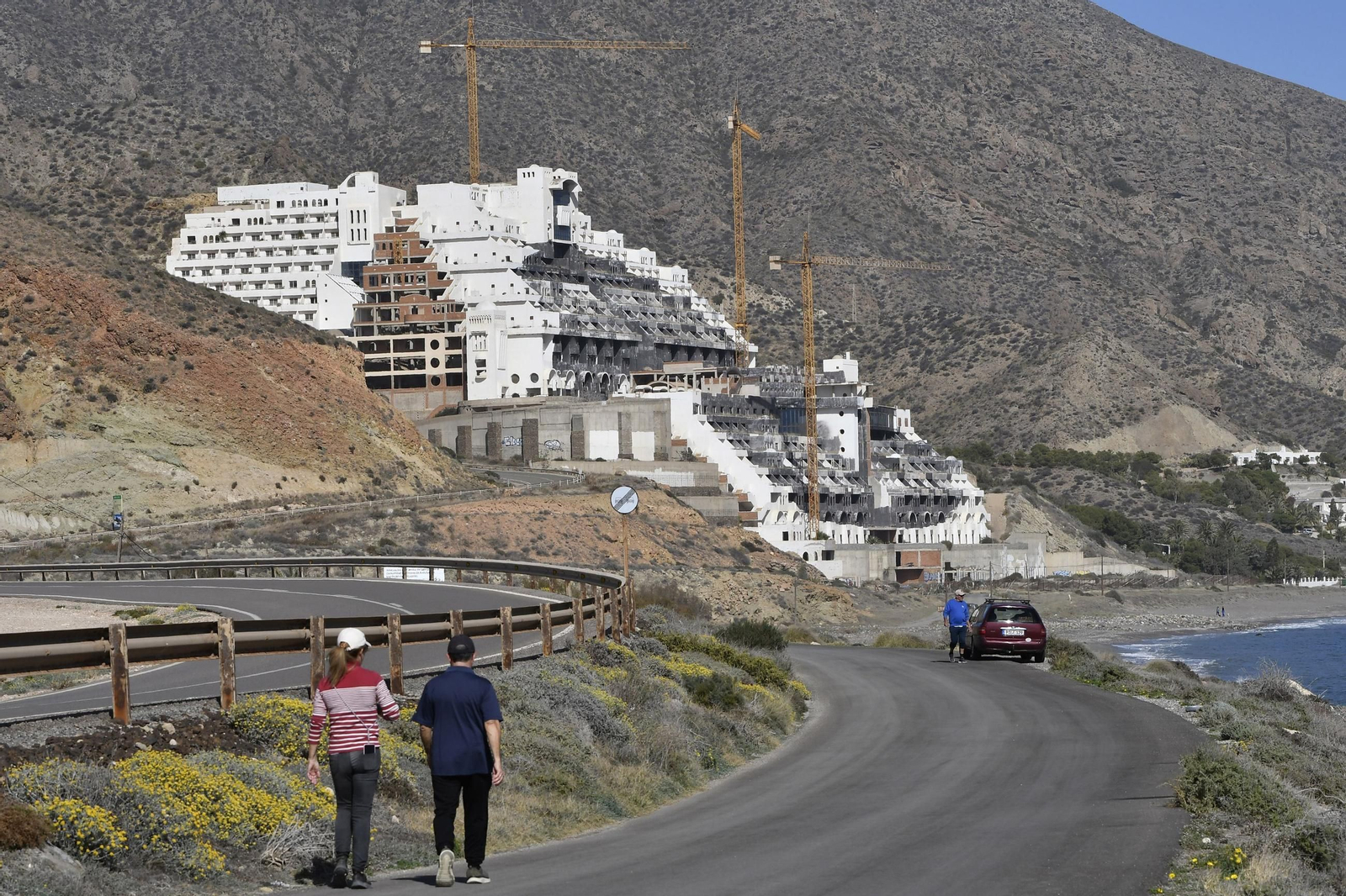 Carboneras busca secretario ante la presión judicial por el hotel del Algarrobico