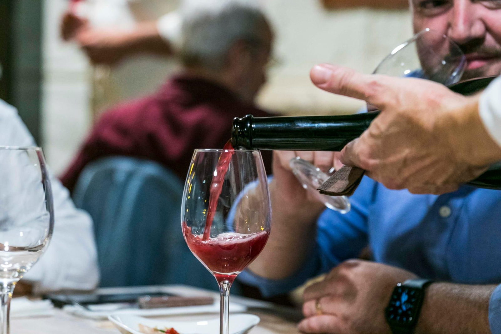 Los vinos de Pedro Olivares protagonizan una noche de cata y maridaje muy especial en Bomborombillos.