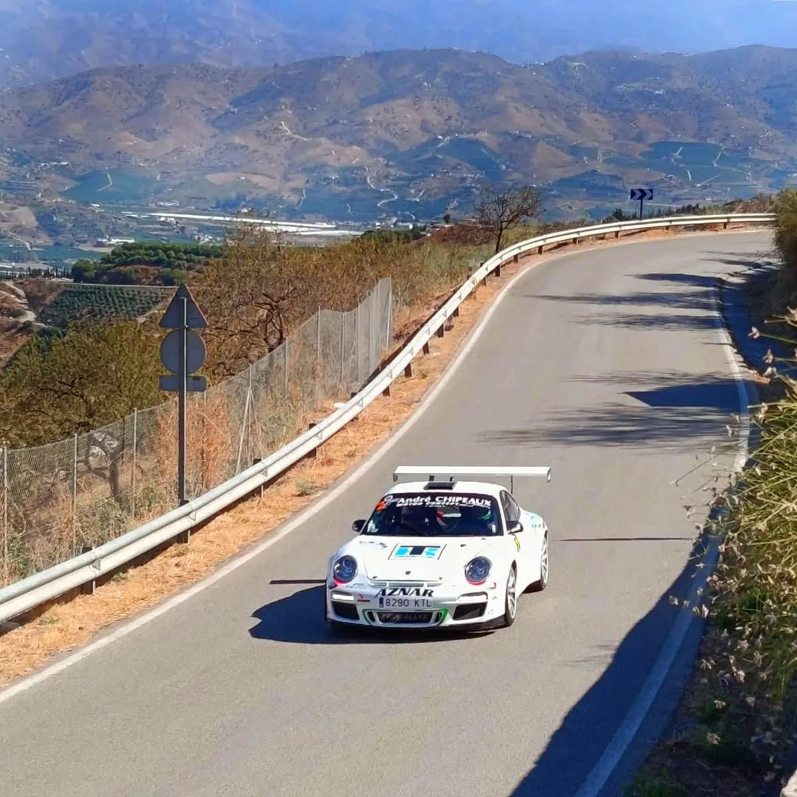 José Antonio Aznar a su paso con su vehículo por uno de los tramos del circuito del Rallye Gibralfaro-Axarquía.