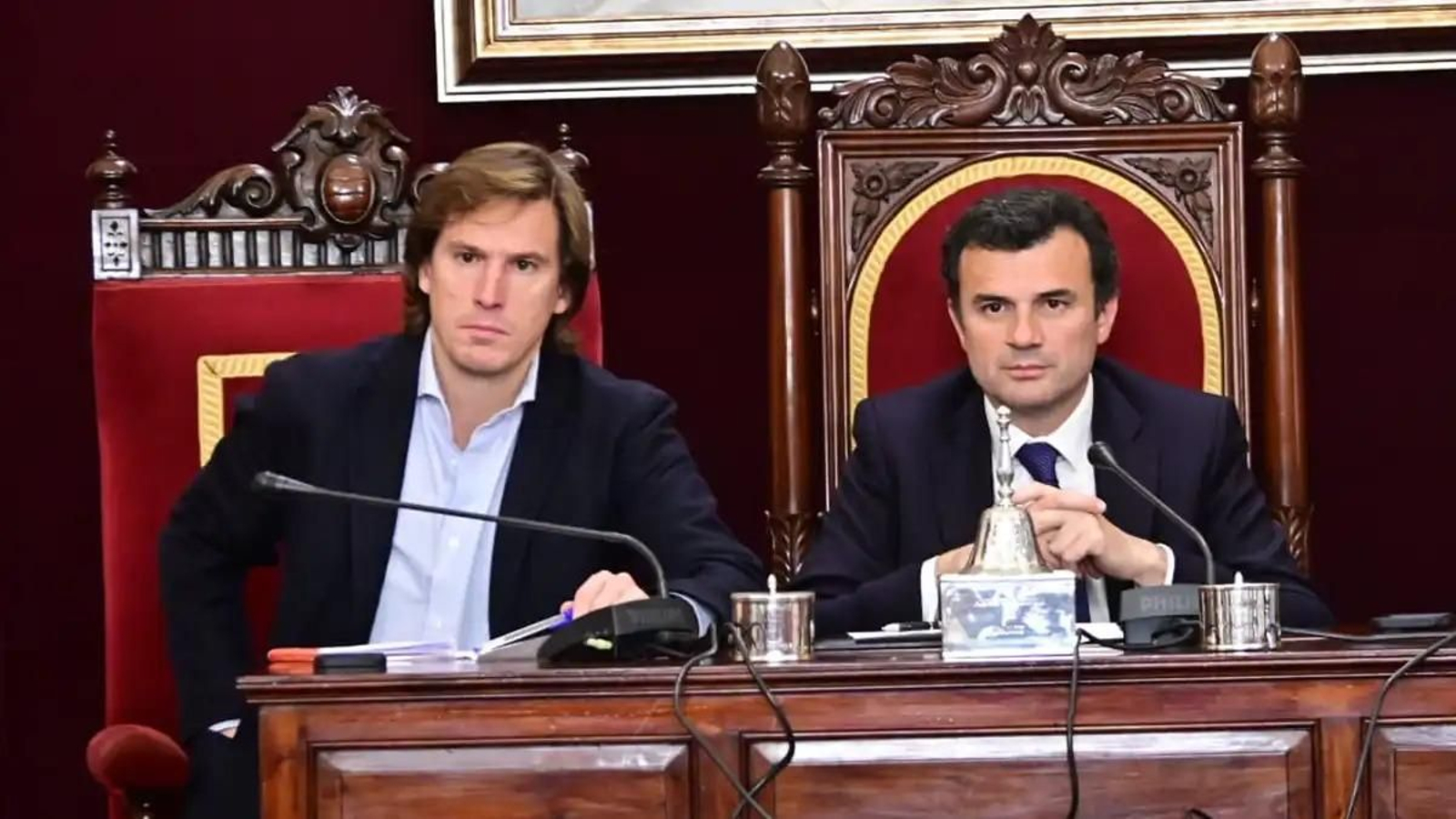 El concejal de Asuntos Sociales y gerente de una residencia de mayores privada, Pablo Otero, con el alcalde de Cádiz, Bruno García.