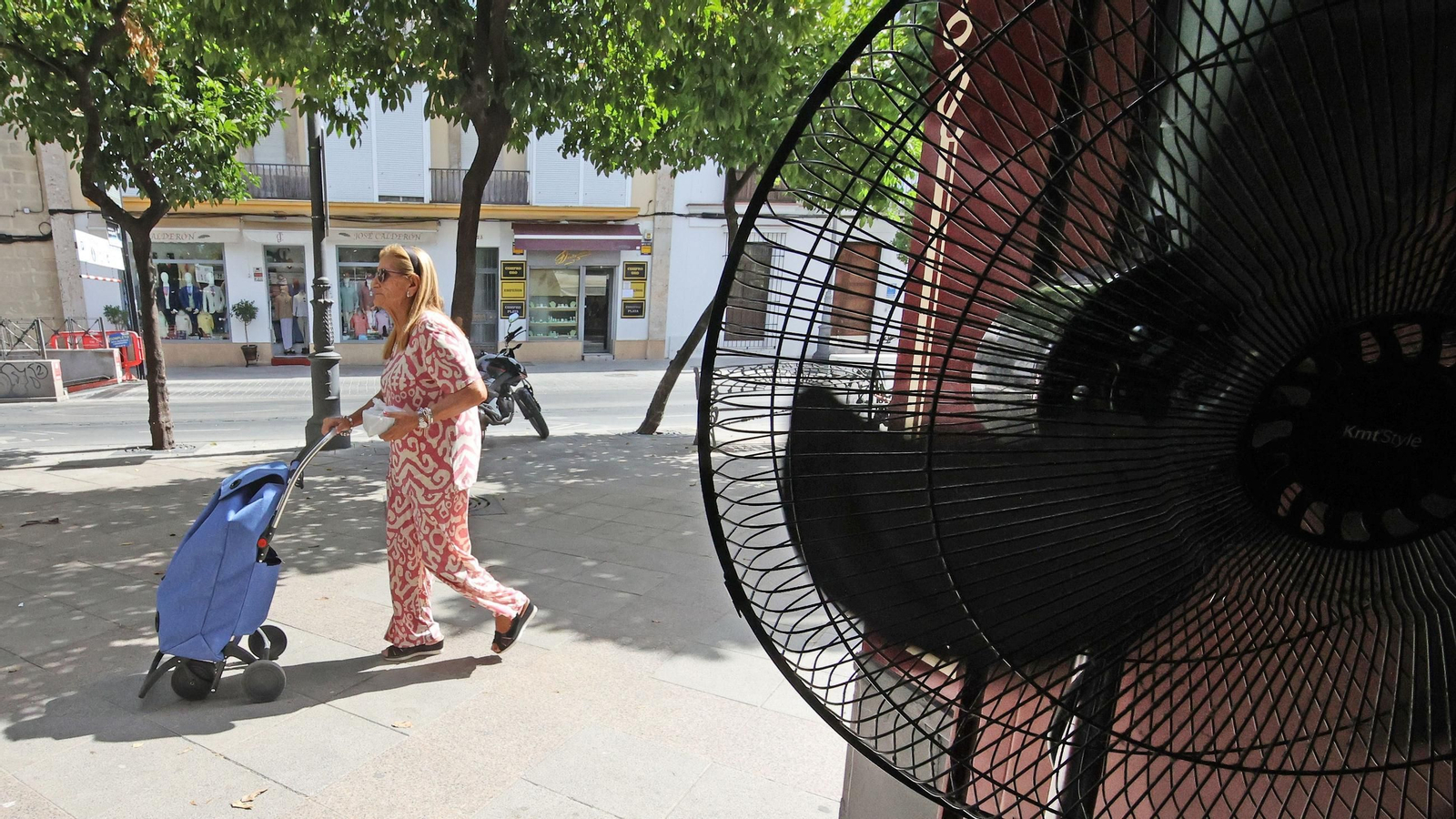 Ventiladores a tope contra la ola de calor en Jerez.