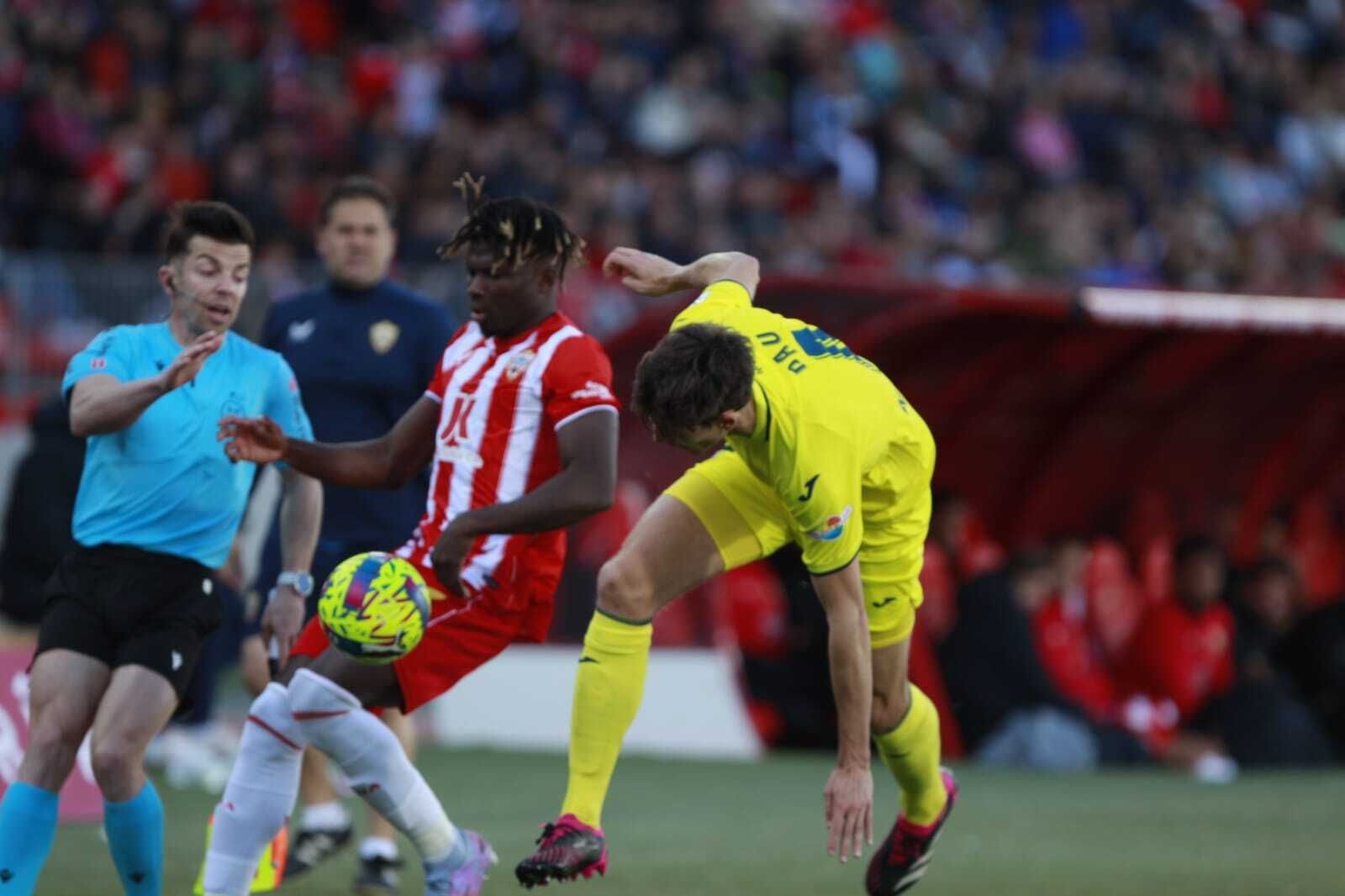 El Bilal Touré trata de sortear a Pau Torres.