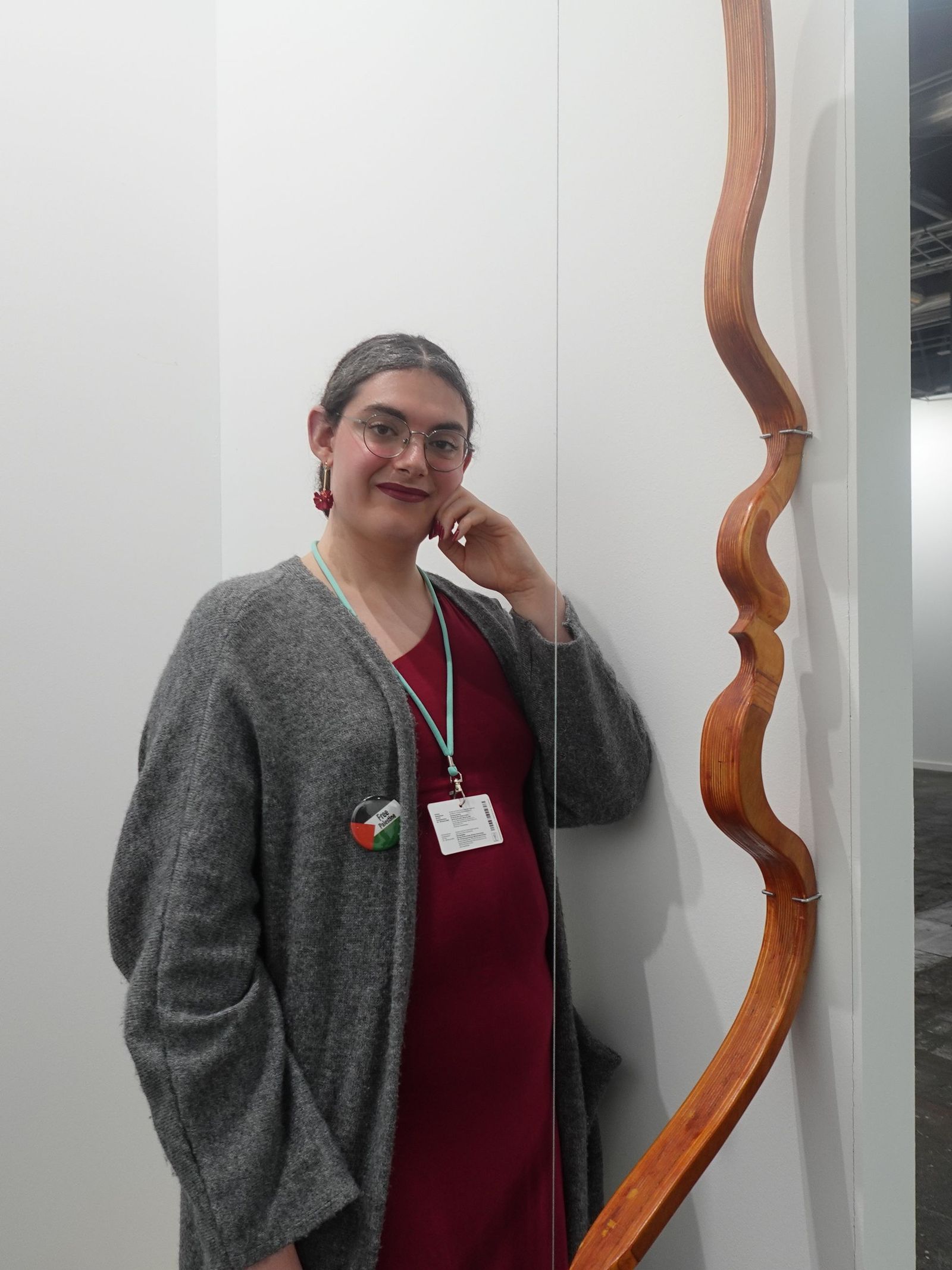 Hodei Herreros junto a su obra en el stand de Artnueve en ARCO