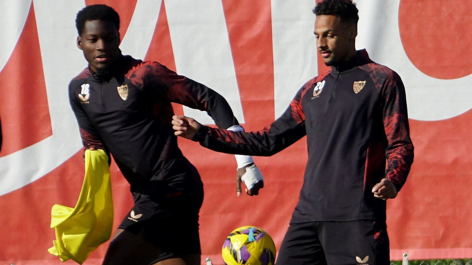 Agoumé y Sow, dos de los apercibidos, en un entrenamiento recente del Sevilla.