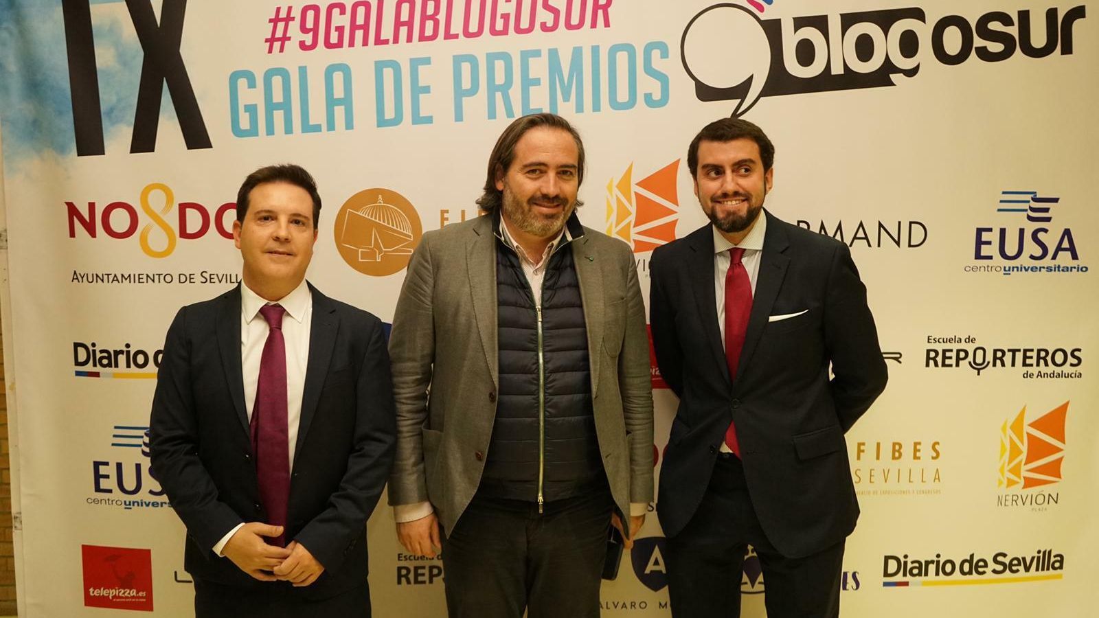 Alberto Grimaldi, jefe de Economía de Grupo Joly (centro), posa con Pepe Santos y Juan Miguel Pereda, CEO y director comercial de Blogosur.