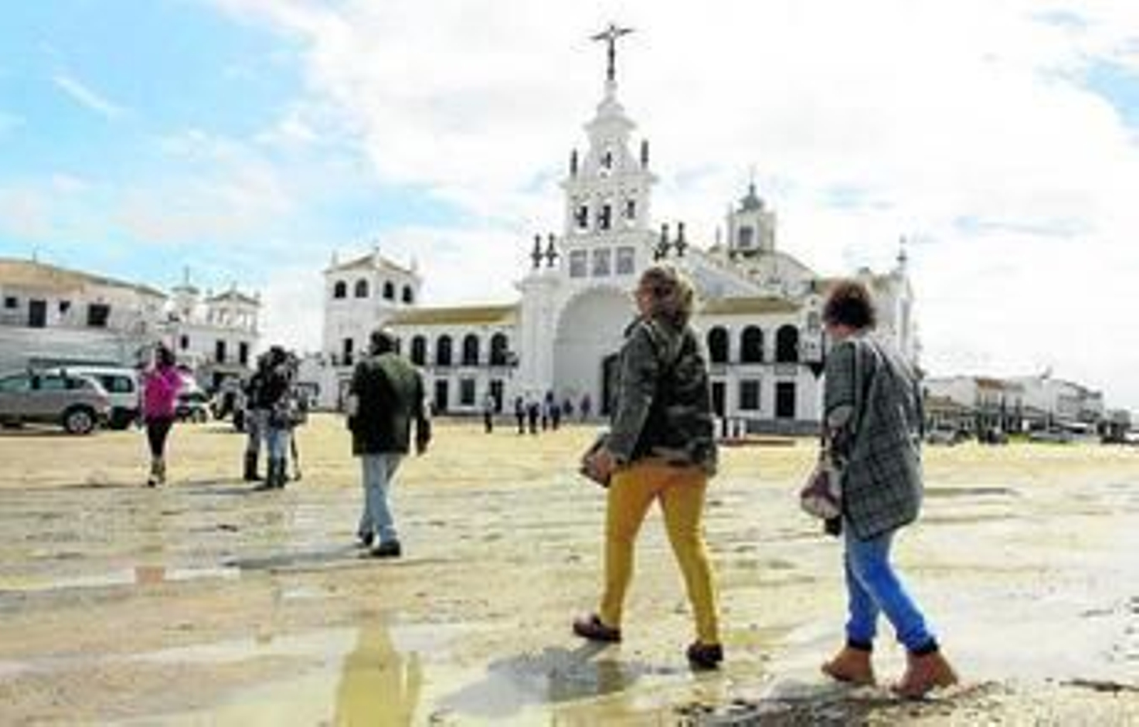 La explanada del santuario de la Virgen del Rocío está colmatada de charcos.