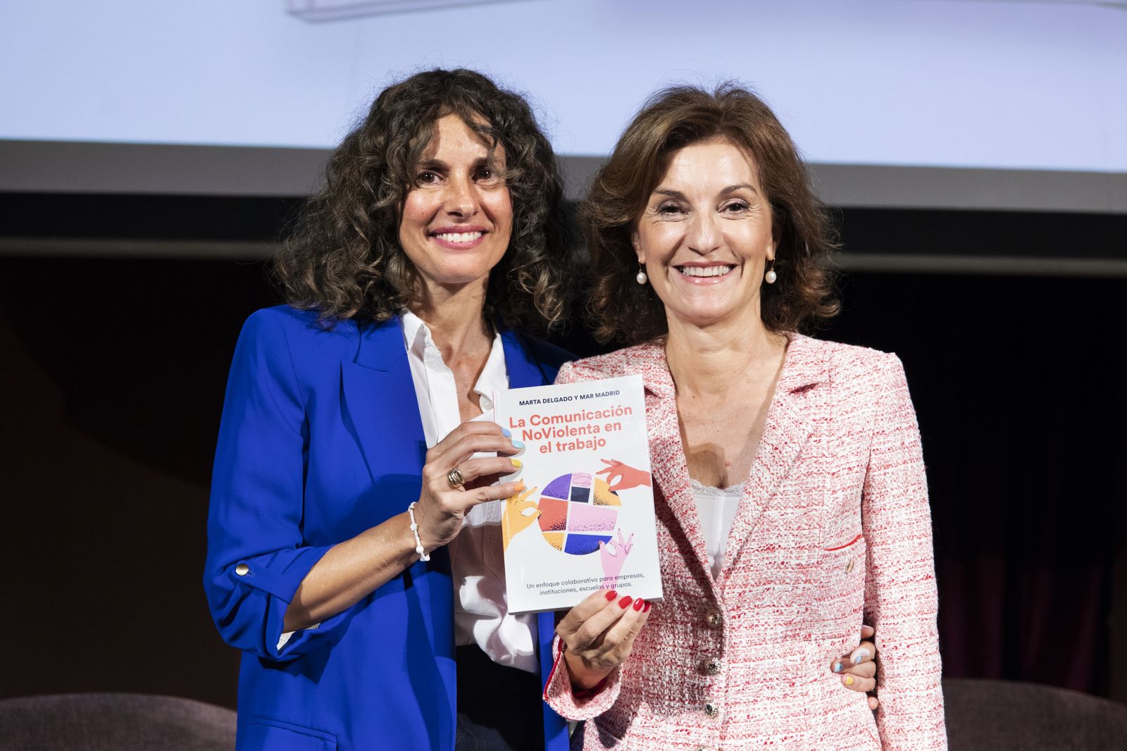 Marta Delgado y Mar Madrid posan con su libro.