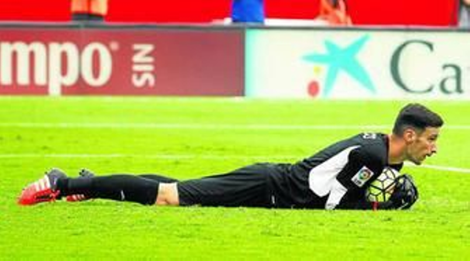 Sergio Rico asegura el balón en tierra tras un blocaje en el Sánchez-Pizjuán.