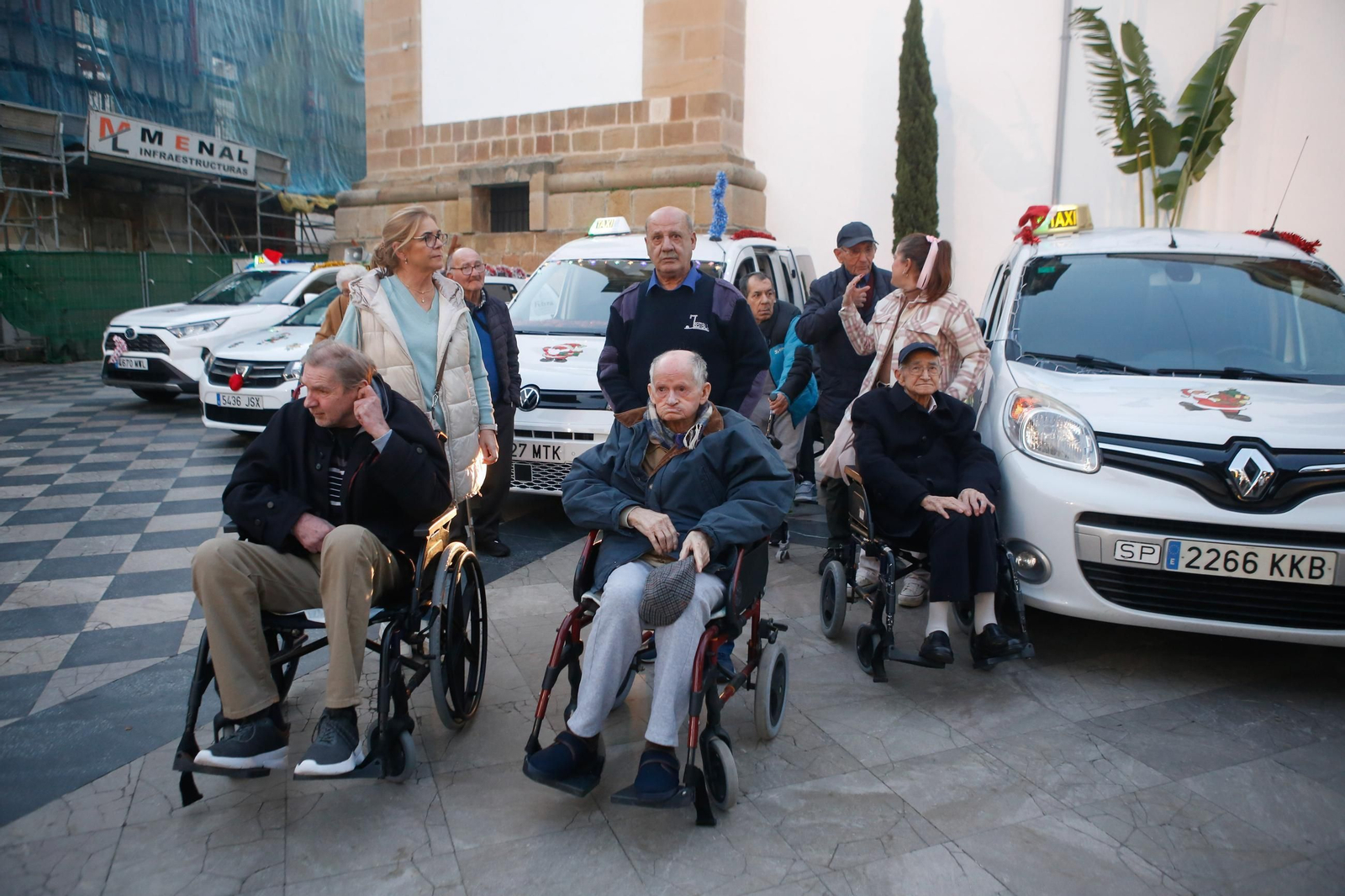 Las fotos del paseo en taxi al alumbrado de Navidad de Algeciras para los mayores