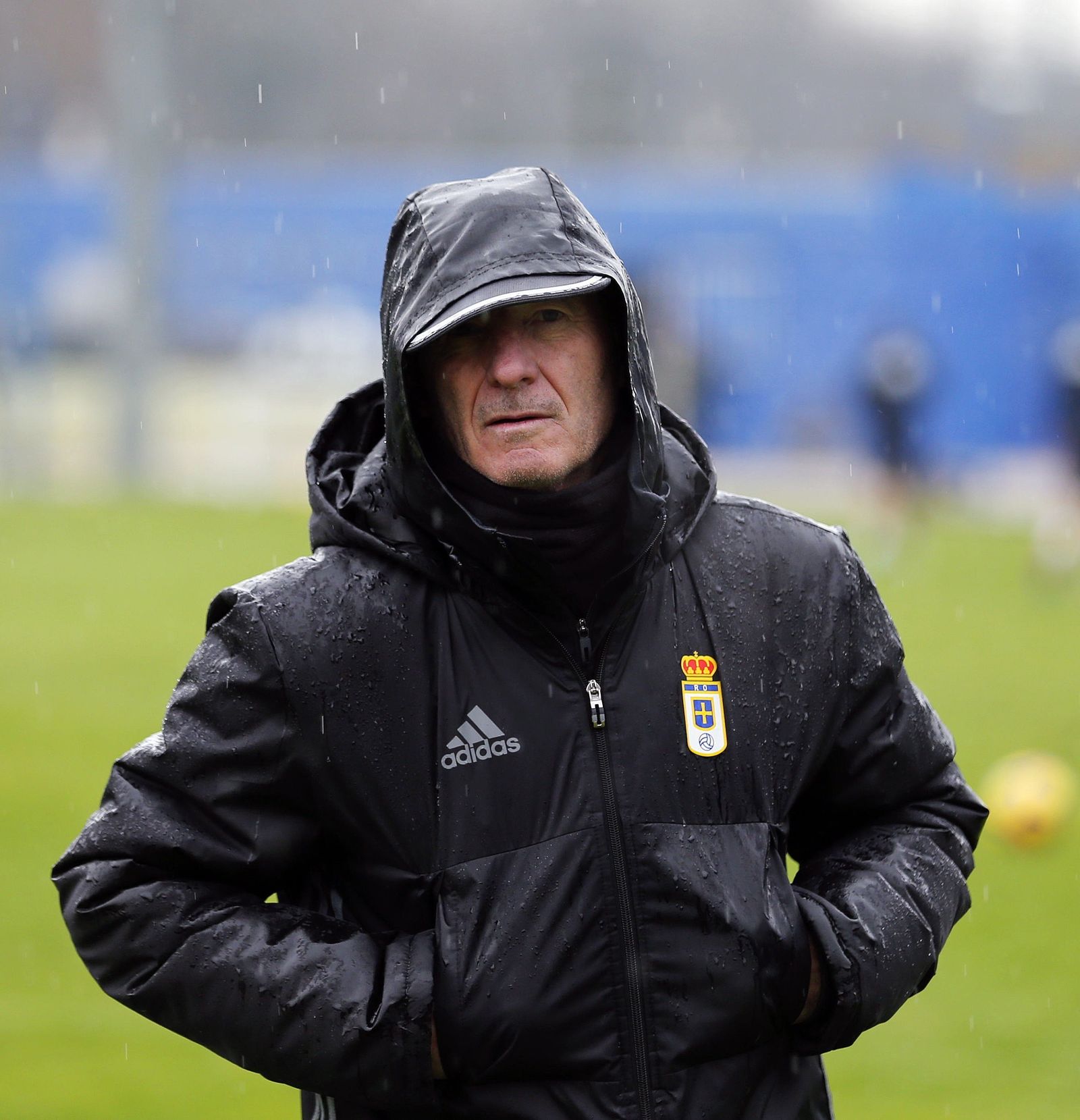 Anquela se protege de la lluvia durante un entrenamiento del Oviedo.
