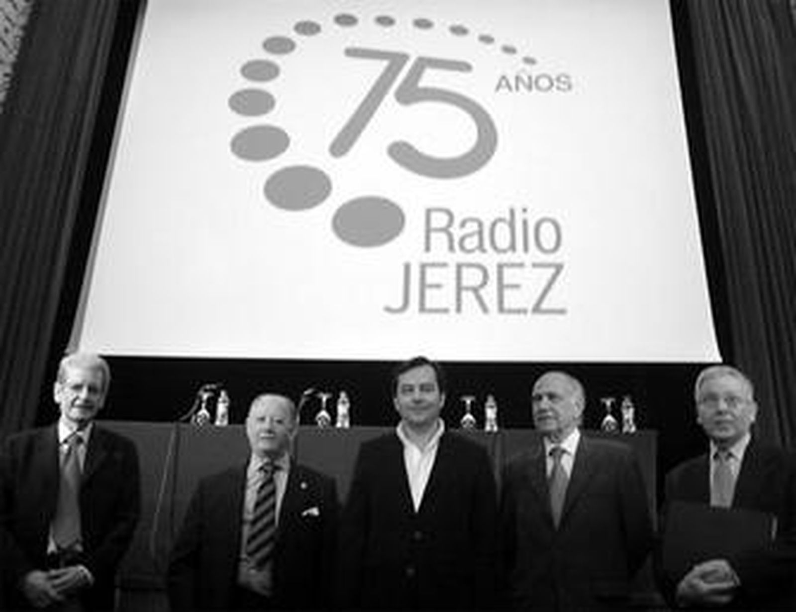 José García Ganaza (centro), en un acto reciente celebrado con motivo del 75 aniversario de Radio Jerez.