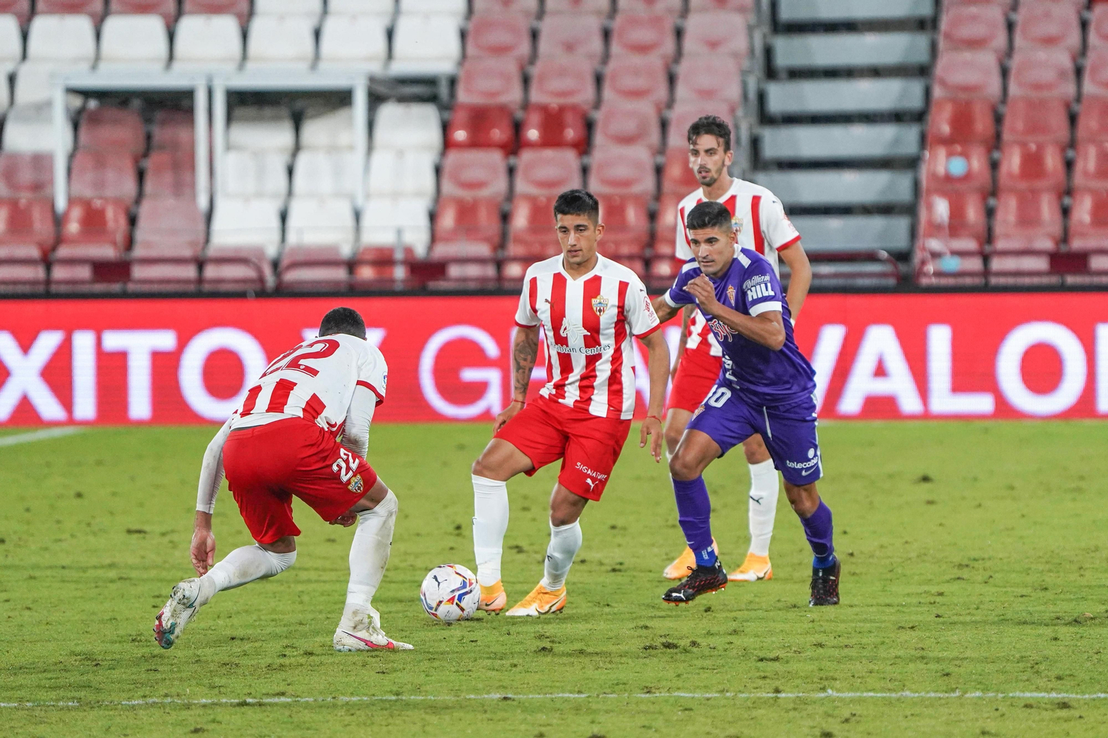 Cristian Olivera realiza un pase en el partido de su debut con el conjunto rojiblanco, que tuvo lugar contra el Sporting de Gijón en la temporada 2020-21.