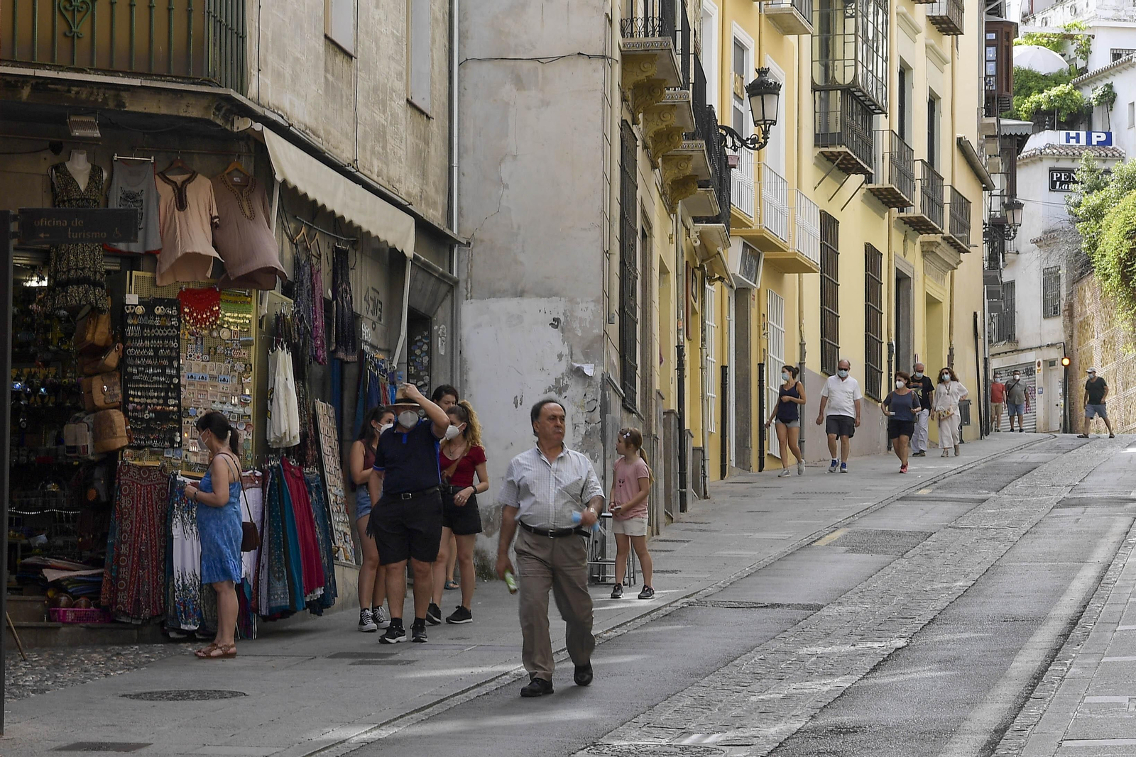 Una de las tiendas turísticas que se encuentra en la Cuesta Gomérez.