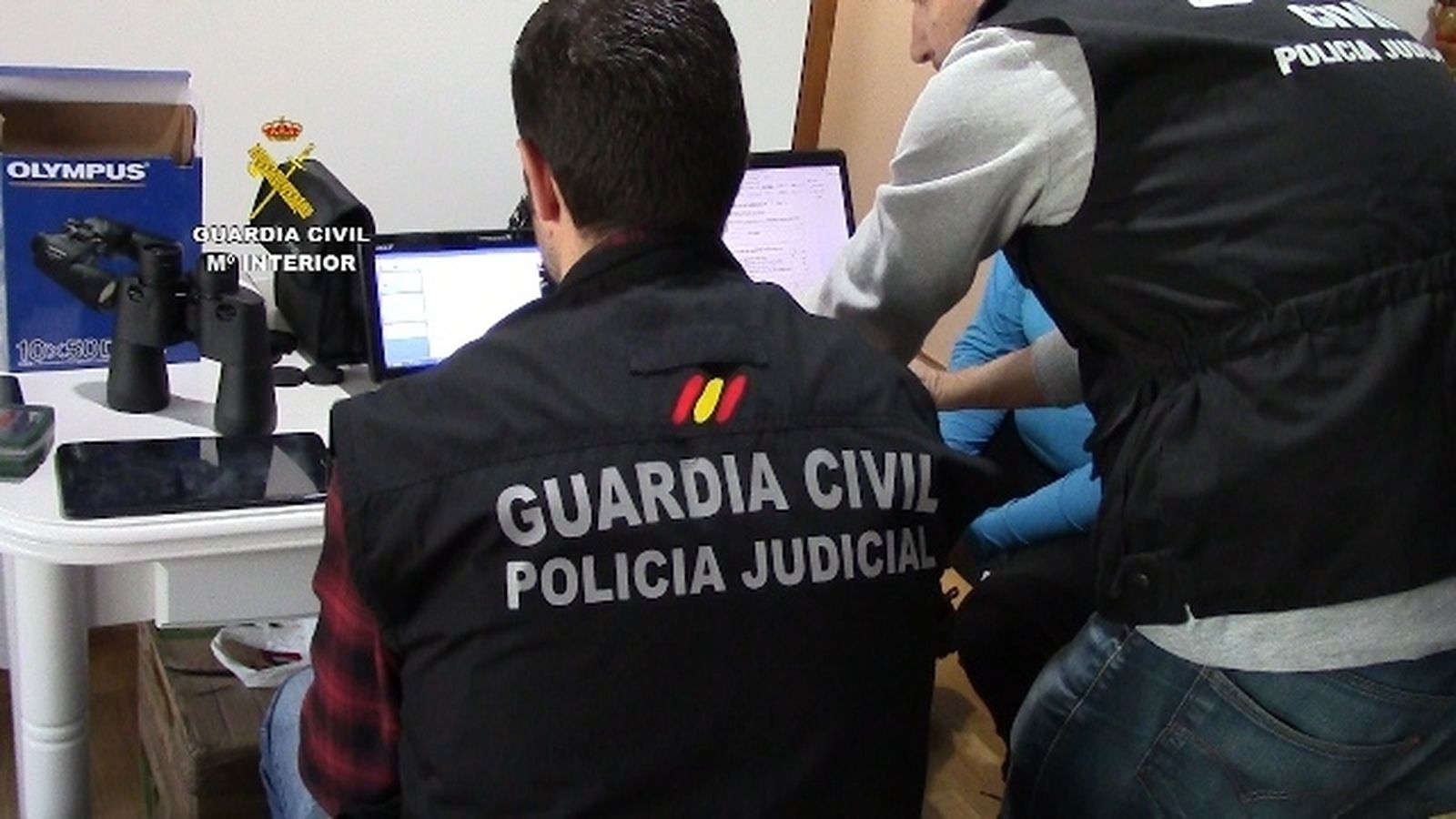 Imagen difundida por la Guardia Civil de los agentes en plena operación.