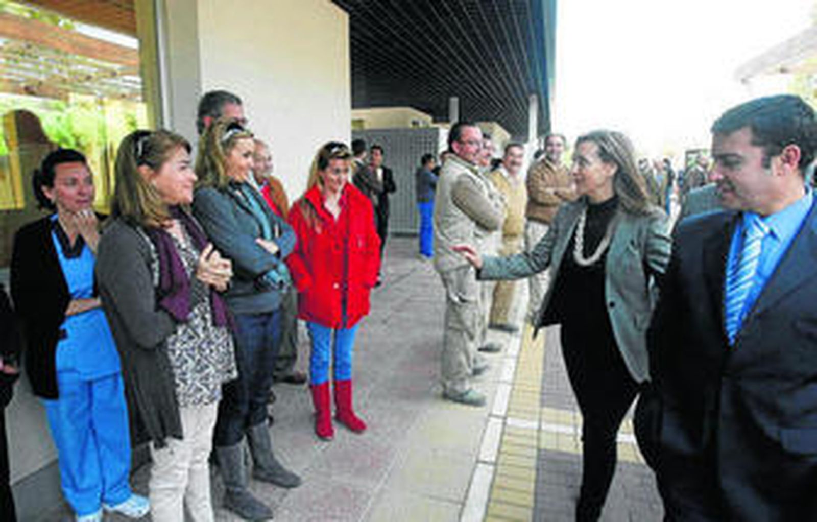 Sánchez, junto al director del Zoo, saluda a personal del recinto, durante la apertura del nuevo acceso en abril.