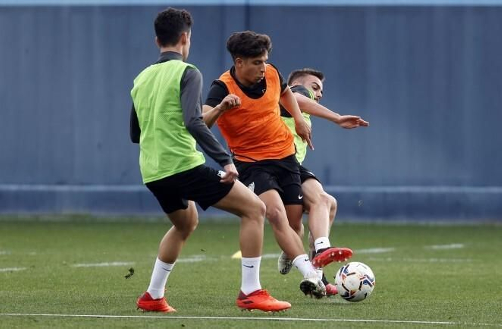 Haitam trata de llevarse la pelota ante Ismael, en un entrenamiento reciente.