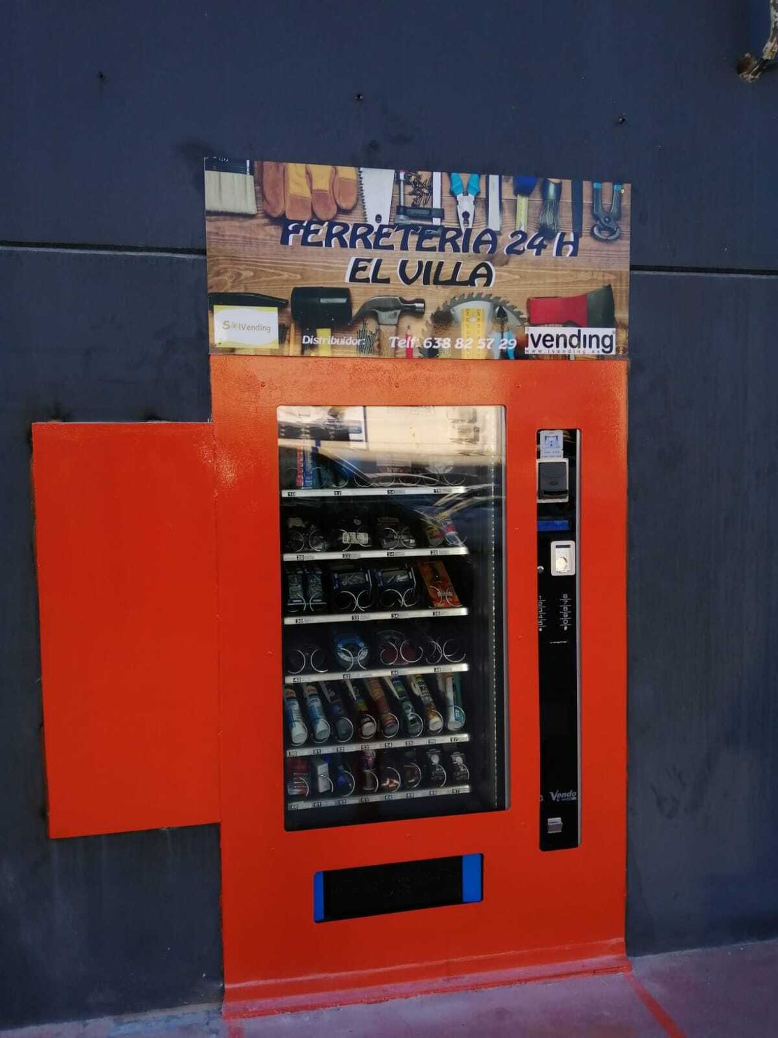 Los negocios tradicionales se adaptan al confinamiento: expendedoras de ferretería y carnicería en Granada