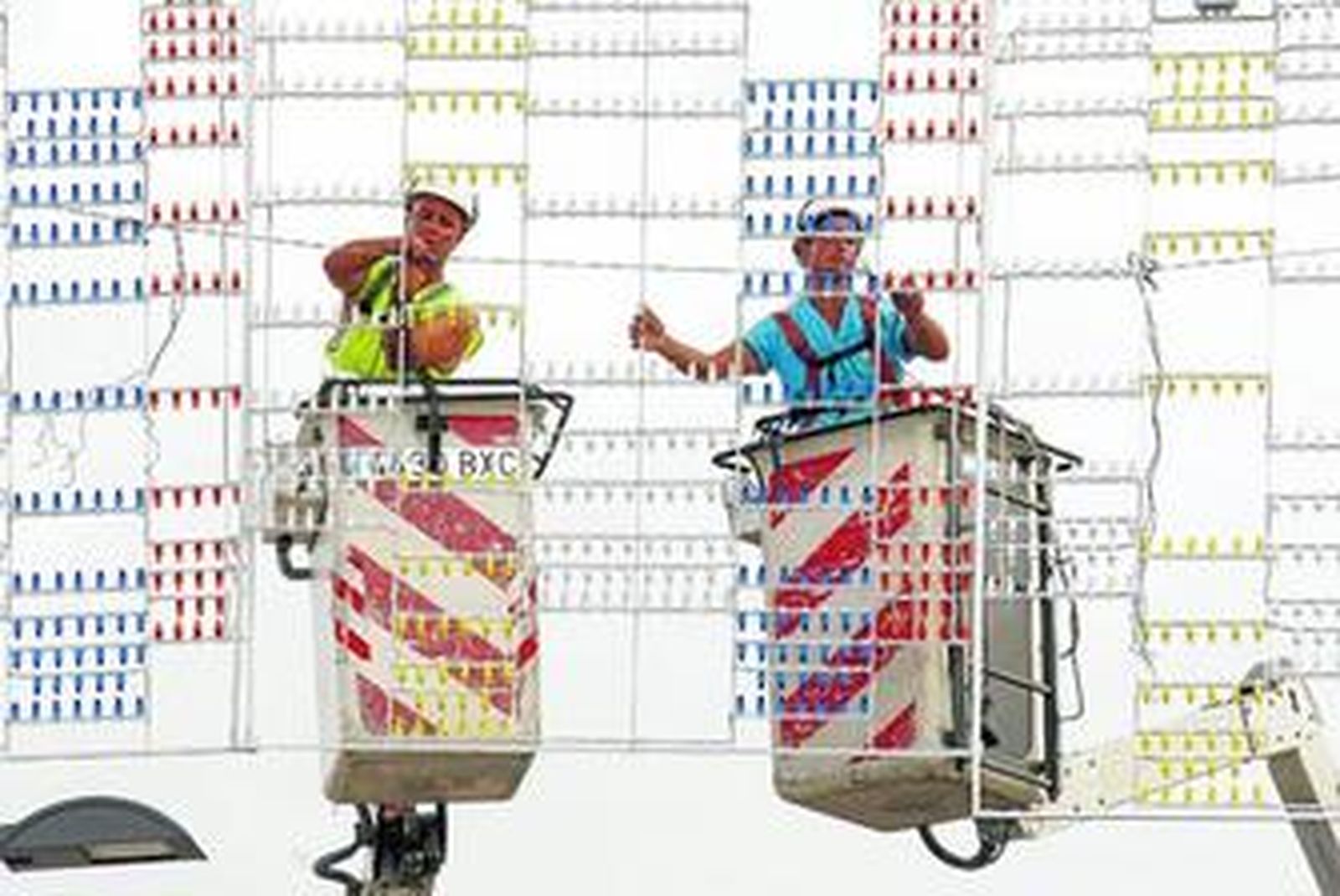 Los puntos de luz duplican en el nuevo recinto el número de bombillas en la avenida del Mediterráneo.