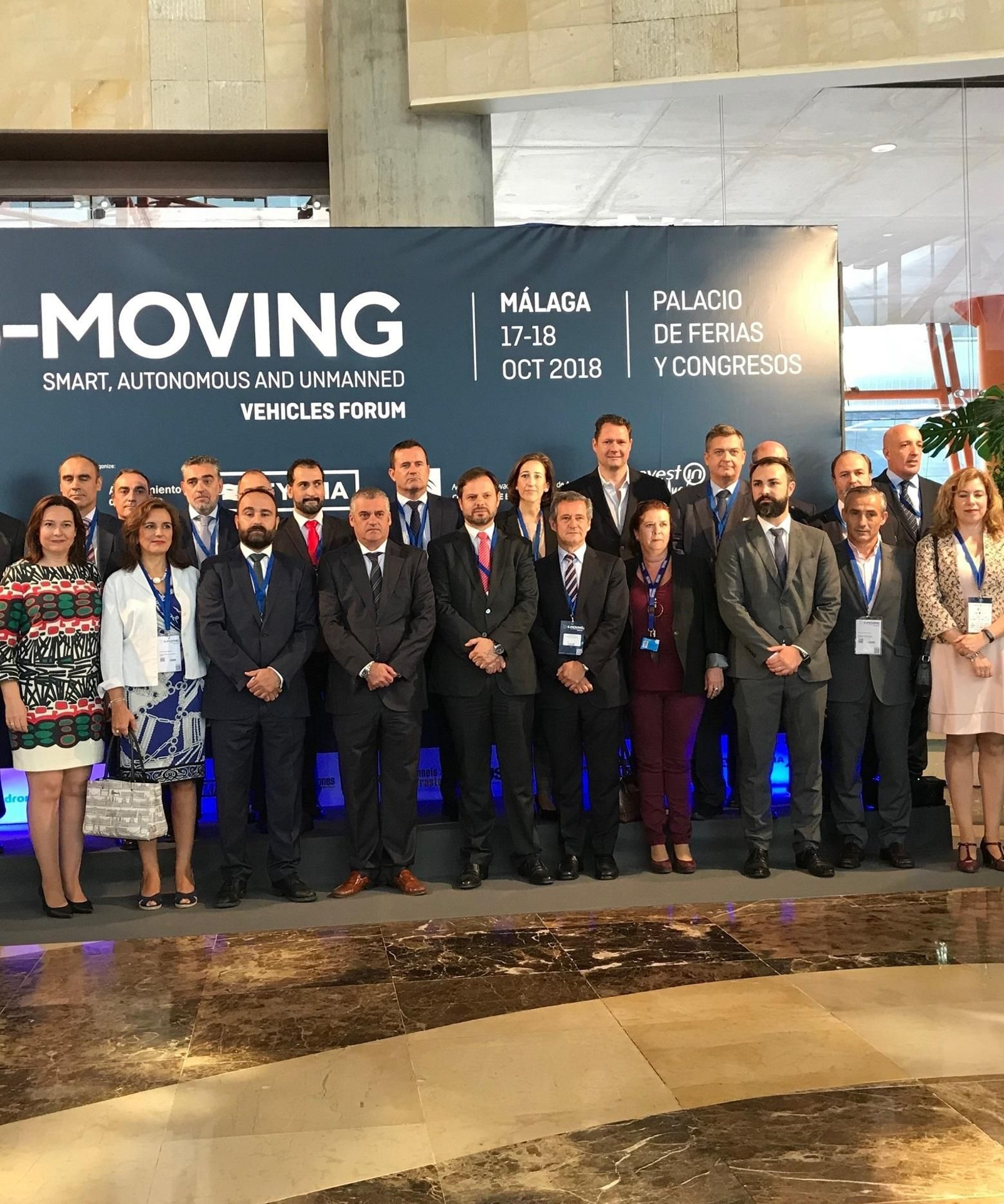 Foto con las autoridades durante la inauguración.