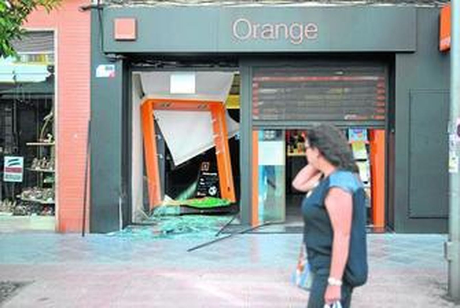 La tienda de Orange desvalijada la madrugada de ayer en la calle Asunción.