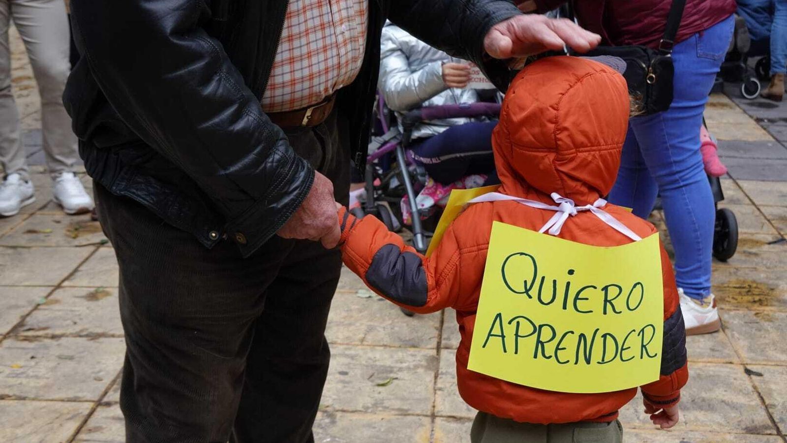 Un abuelo con su nieto, este viernes, en la concentración. Un abuelo con su nieto, este viernes, en la concentración.