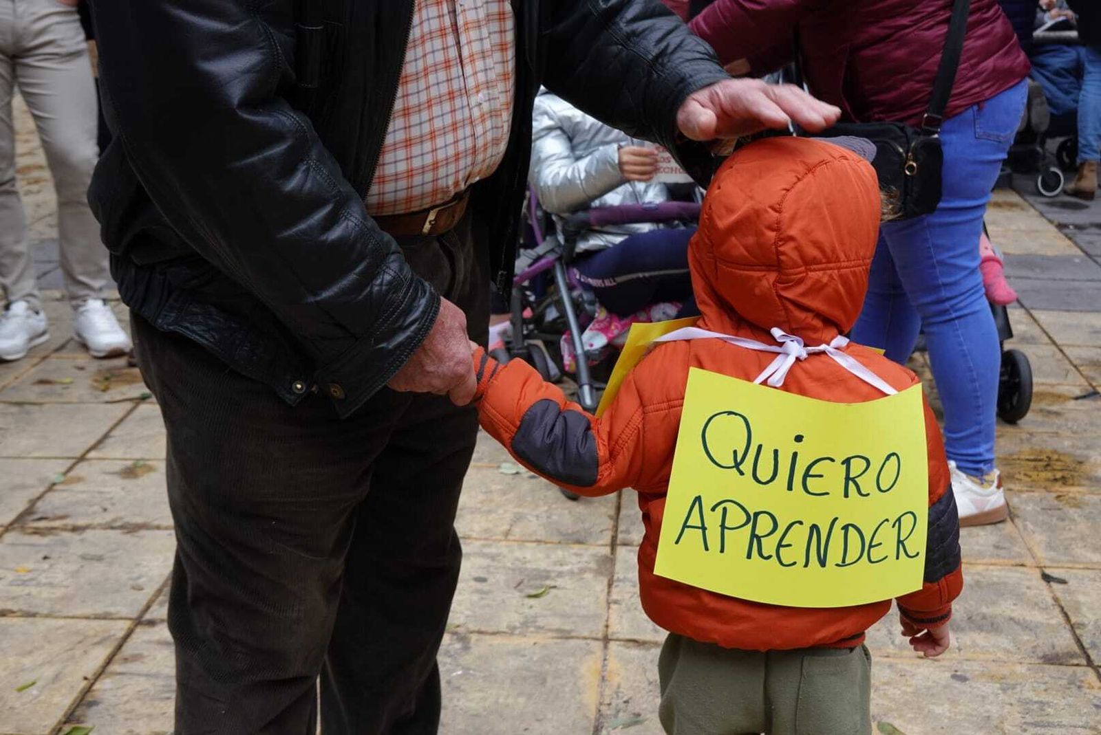 Un abuelo con su nieto, en la concentración contra el cierre de la guardería de La Paz.