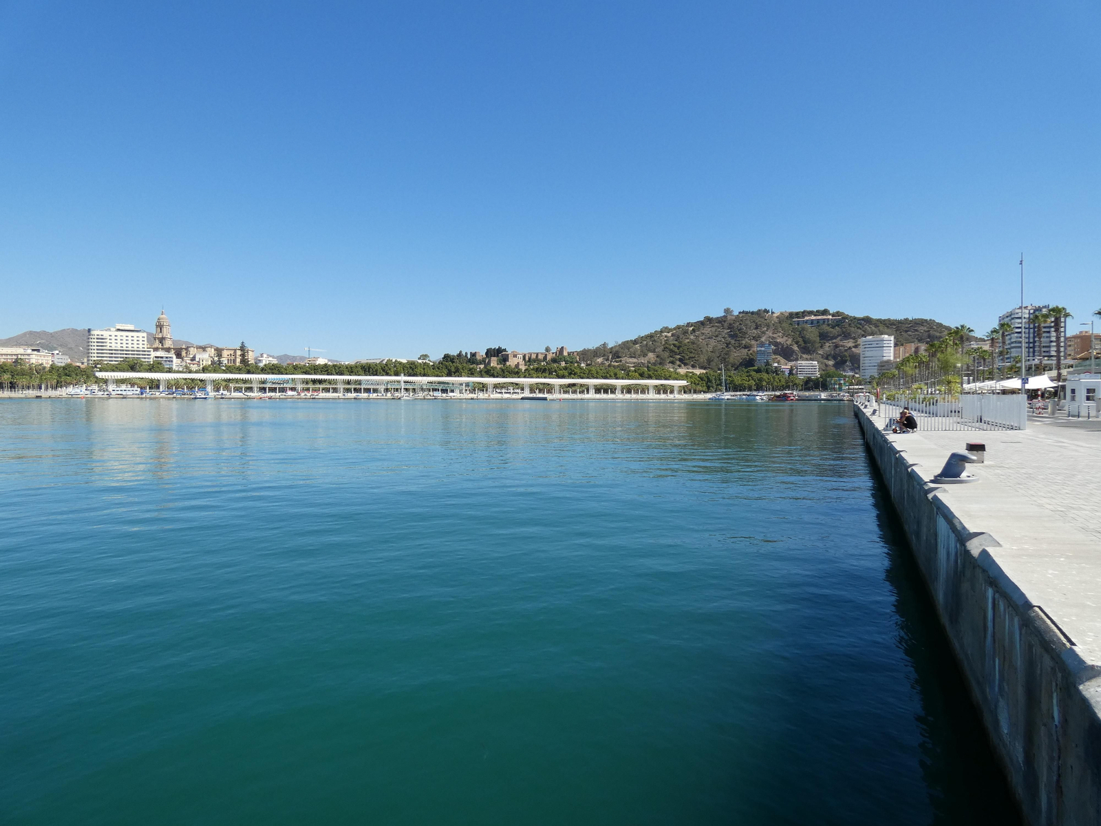 Marina de mega yates sin ningún barco de recreo privado este domingo.