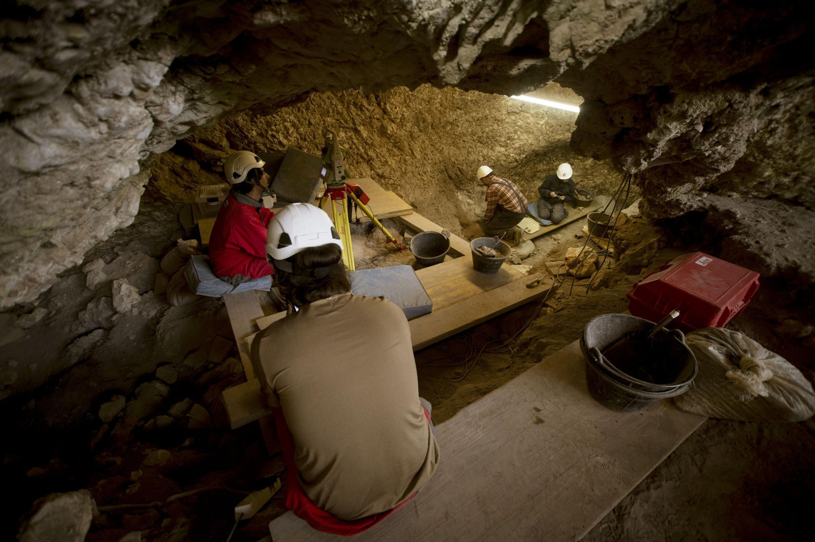 Trabajos de excavación arqueológica en El Mirador, en el yacimiento de Atapuerca (Burgos).