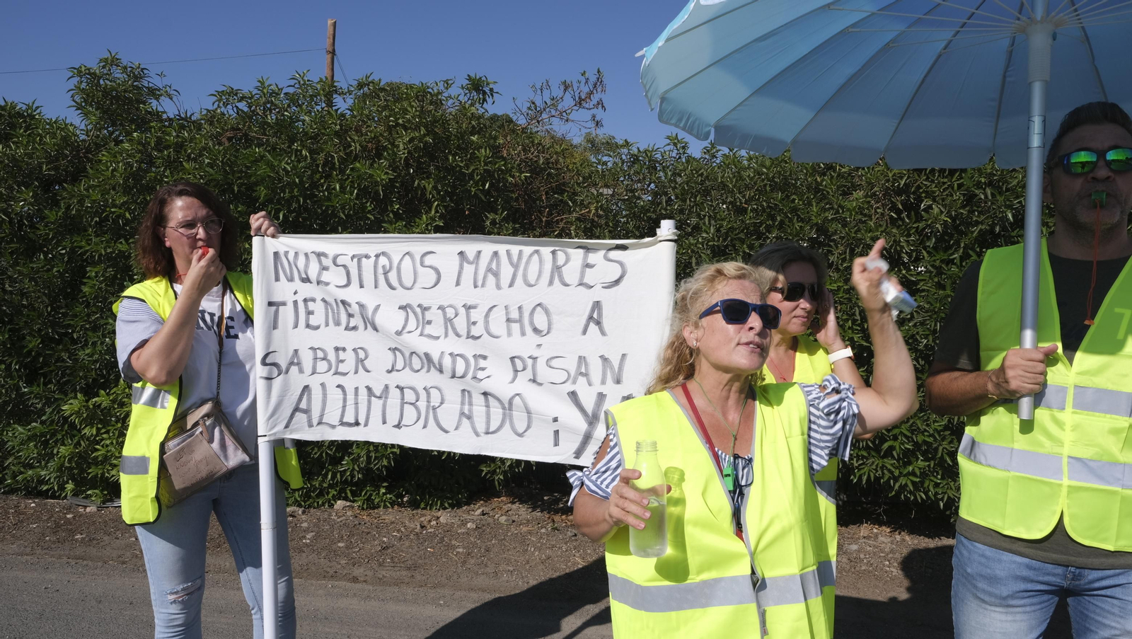 Protestas de los vecinos de los cortijos de La Cañada por la falta de iluminación