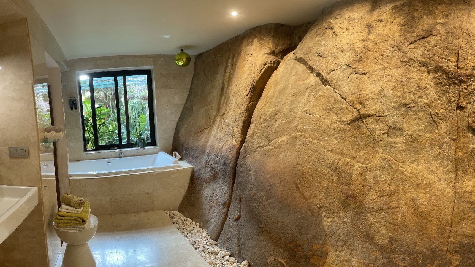 La montaña forma parte de una de las paredes del baño.