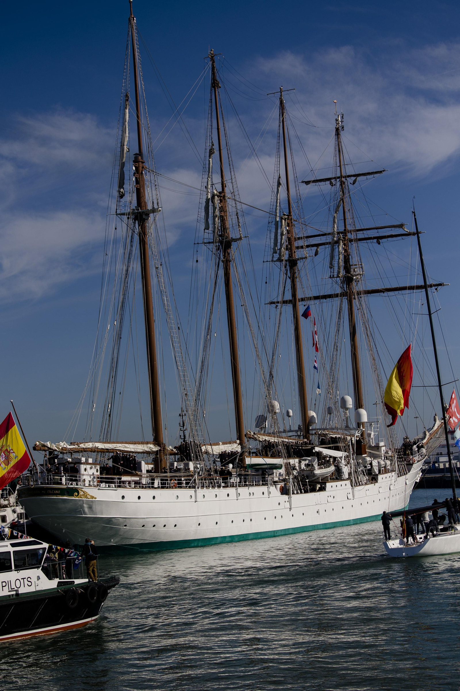 Las imágenes de la salida del buque  "Juan Sebastián de Elcano" del muelle de Cádiz.