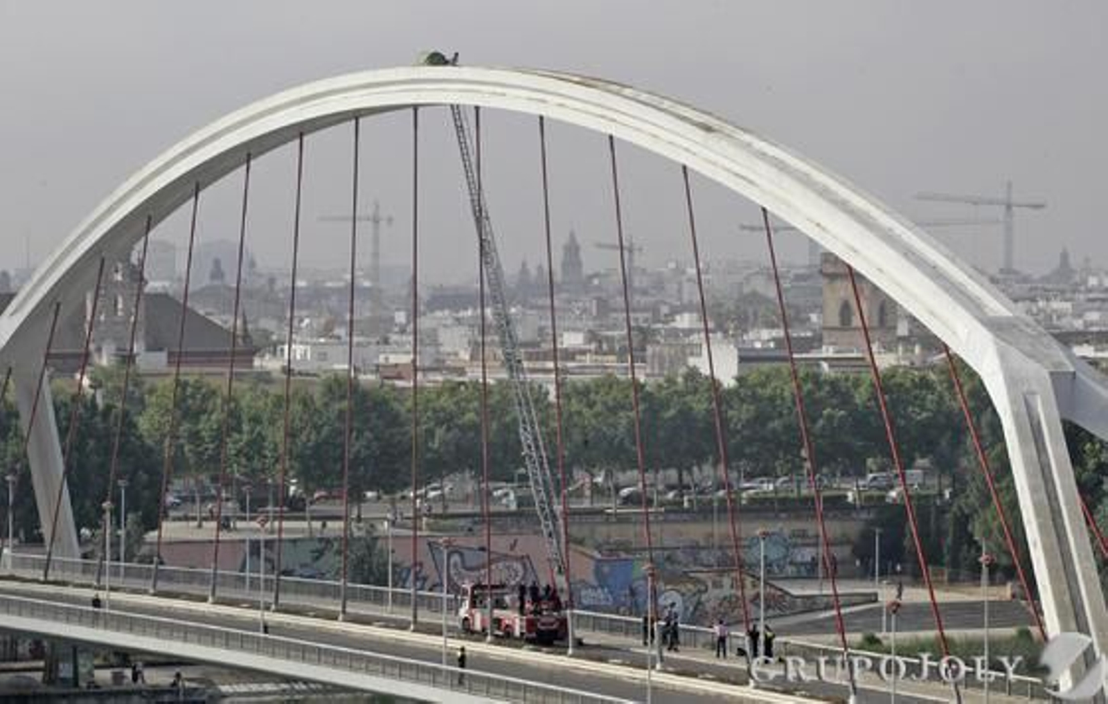 Vista general del puente de la Barqueta con la tienda de campaña en lo alto.

Foto: Antonio Pizarro