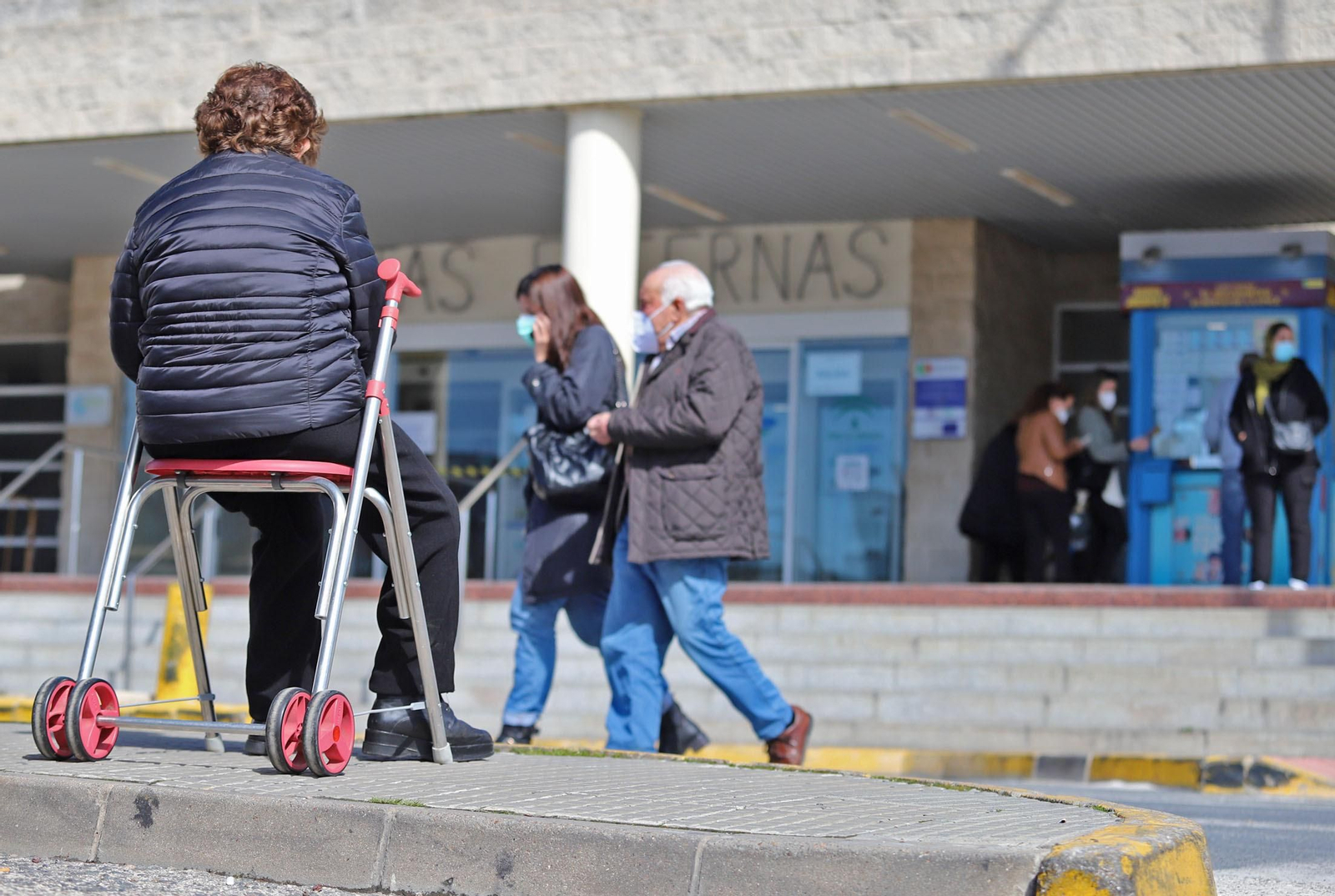 Ambiente en las inmediaciones del Hospital Juan Ramón Jiménez de la capital onubense.