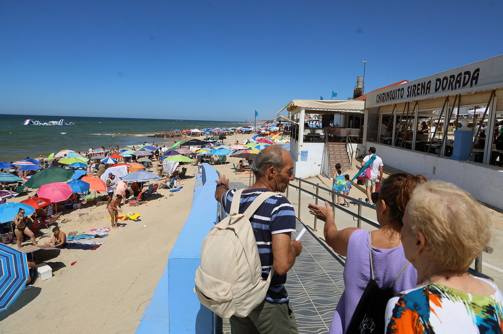 Imágenes de una mañana de calor y playa en Matalascañas
