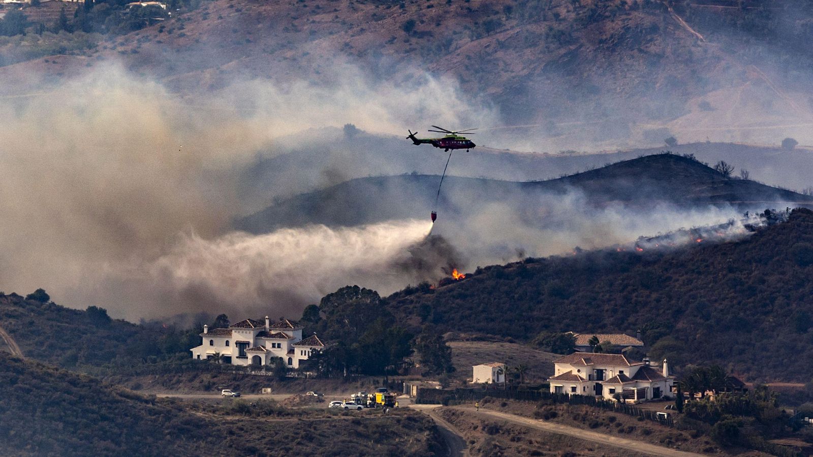 Tareas de extinción del fuego en Mijas.