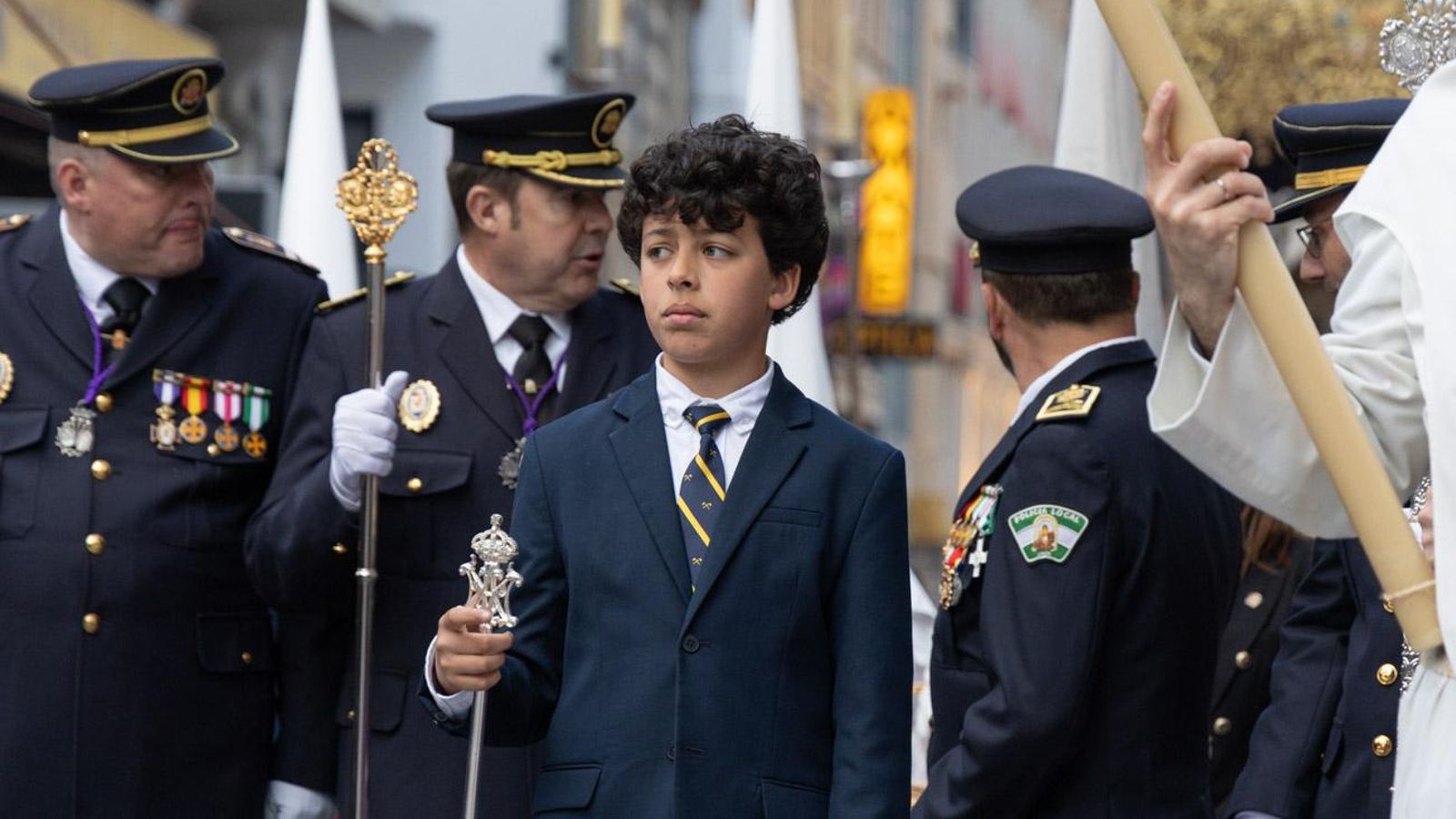 Los cofrades se rinden ante los grandes pasos de misterio del Lunes Santo