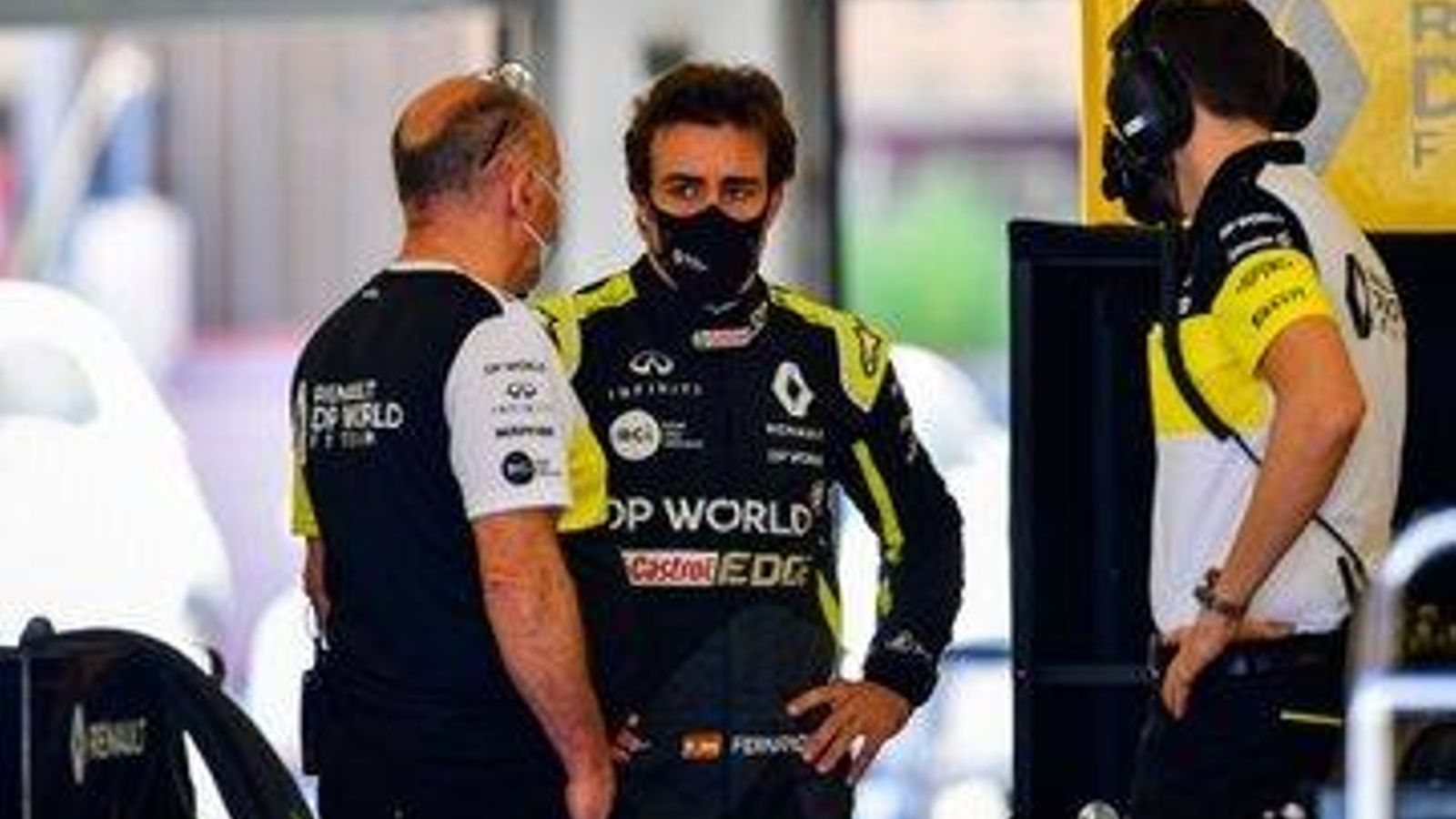 Fernando Alonso dialoga en el box.