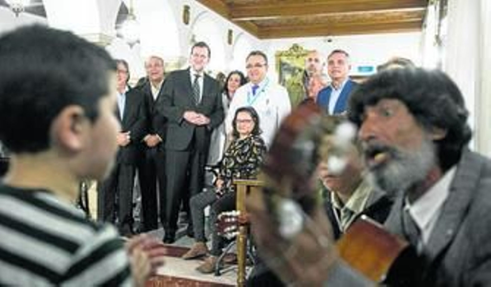 Mariano Rajoy, ayer en la residencia de ancianos de San Juan de Dios de Sevilla, junto a Zoido y Juan Bueno, entre otros.