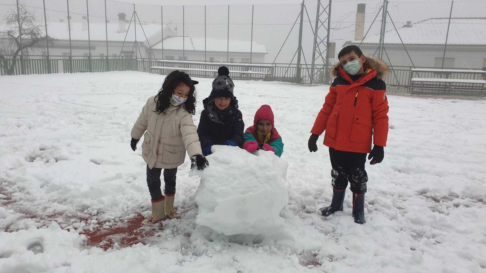 Los niños de Bacares aprovecharon su aislamiento sin clase para jugar con la nieve.