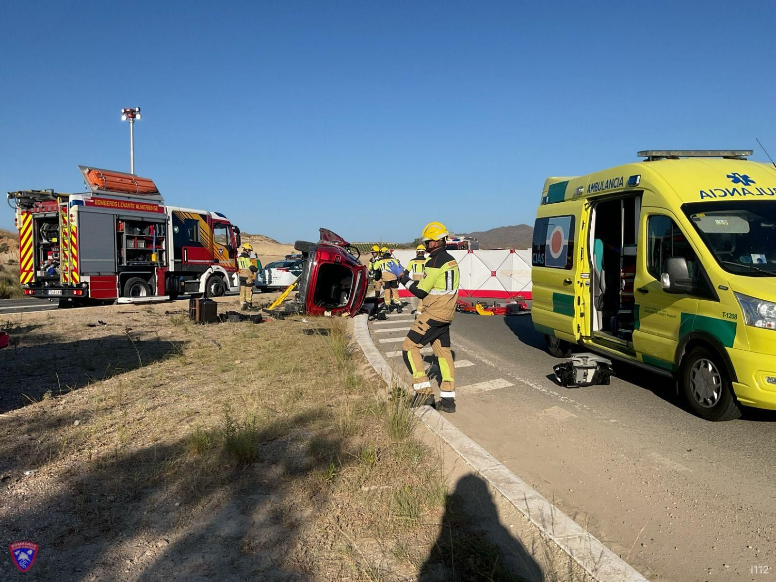 Los Bomberos del Levante trabajan sobre el terreno.