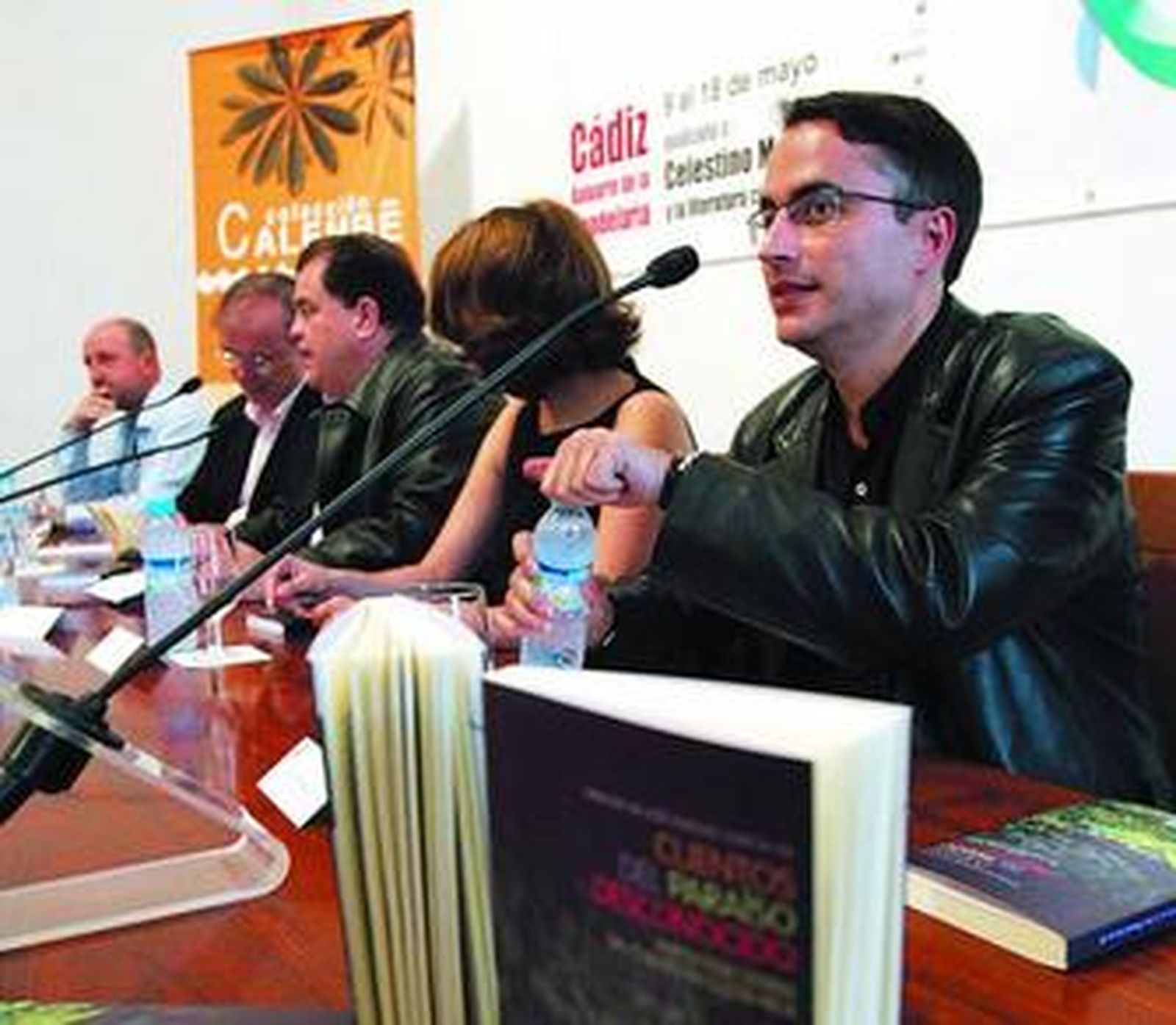 Presentación de la antología en la Feria del Libro de Cádiz, con García Gil en primer plano.